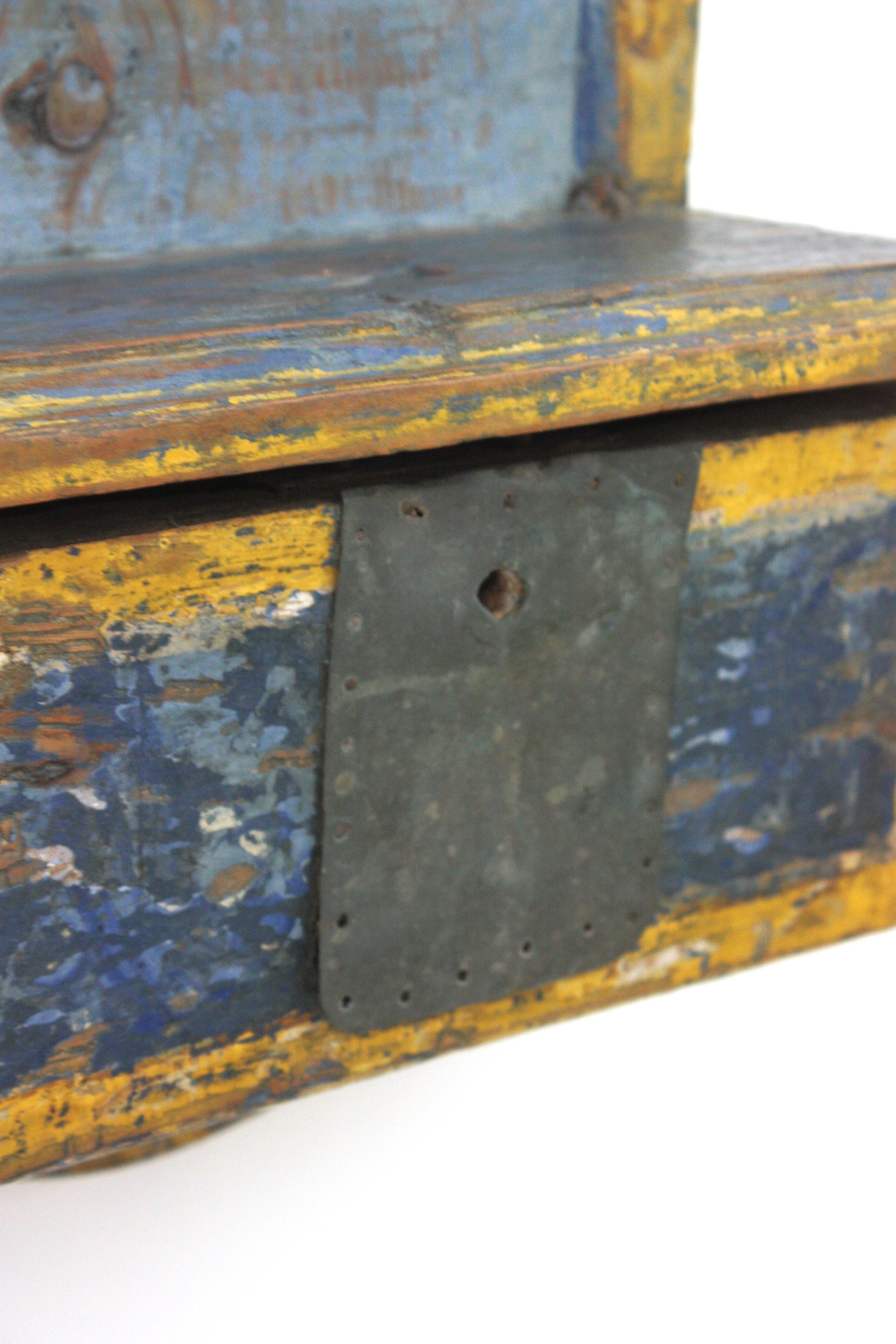 Legno Cassetta delle elemosine spagnola / Decorazione da parete in patina blu e gialla, 18° secolo in vendita