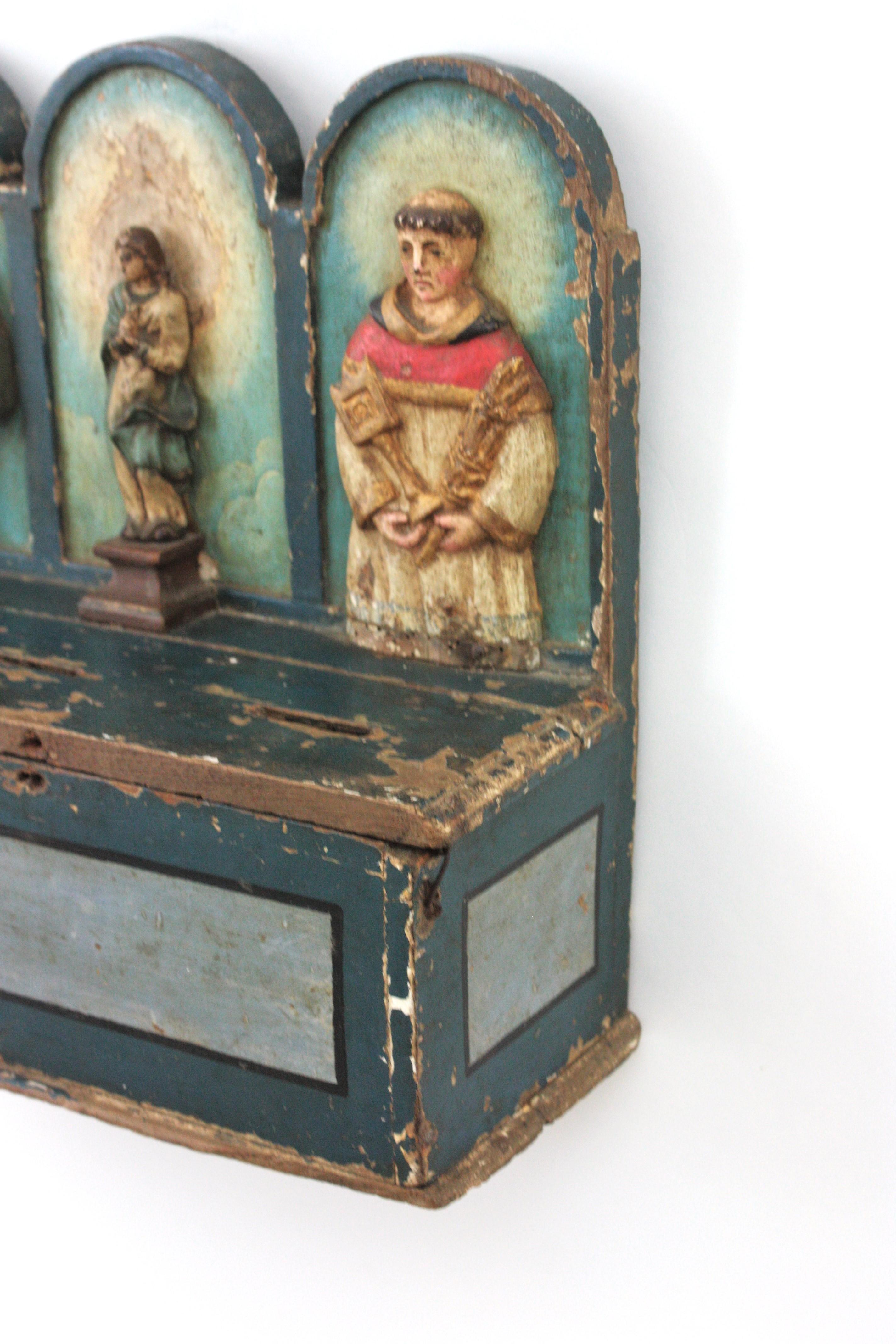 Limosnera española / Decoración mural con detalle de santos tallados, Siglo XVIII en Bueno estado para la venta en Barcelona, ES
