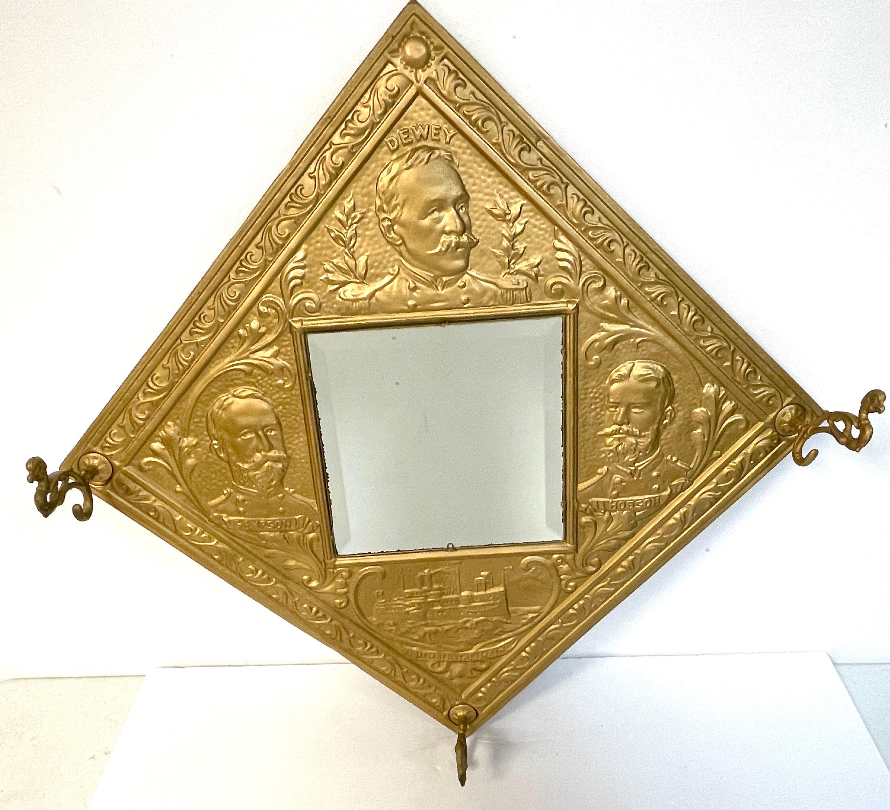 Porte-manteau à miroir commémoratif de la guerre hispano-américaine
USA, Circa 1900
Un exemple peu commun de souvenirs historiques américains. Ce meuble d'entrée en miroir représente un portrait de l'amiral Dewey dans la partie supérieure. Un