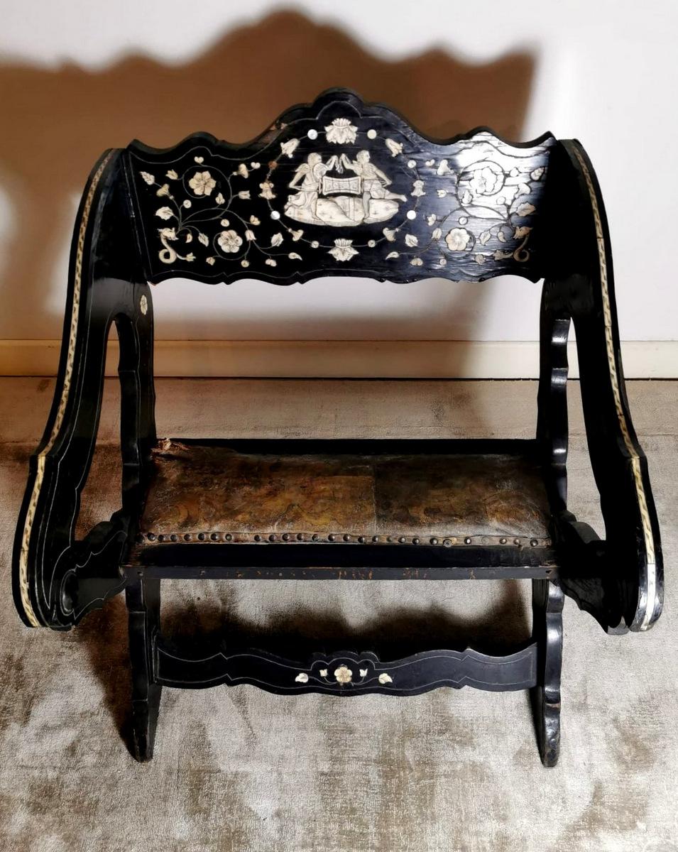 Colonial espagnol Chaise espagnole ancienne en ébène avec cuir de Cordova en vente