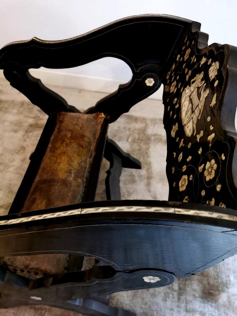 Espagnol Chaise espagnole ancienne en ébène avec cuir de Cordova en vente