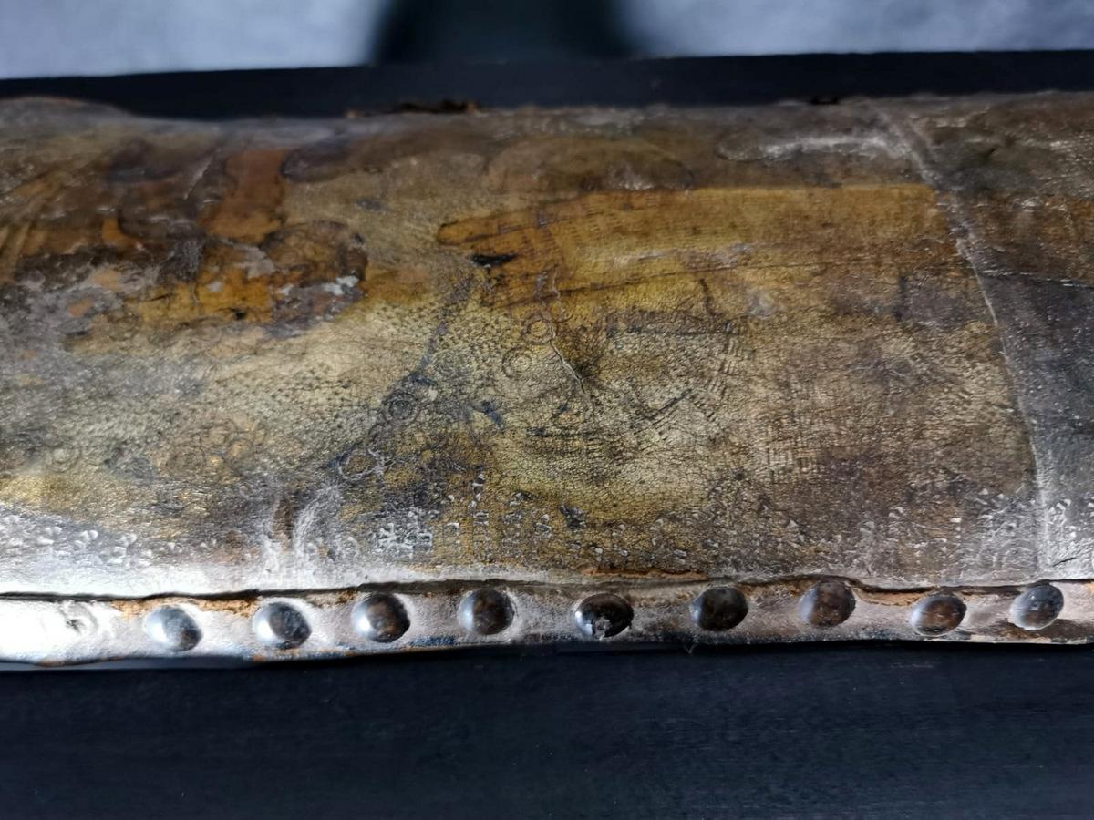 XVIII secolo Sedia spagnola in ebano antico con pelle di Cordova in vendita