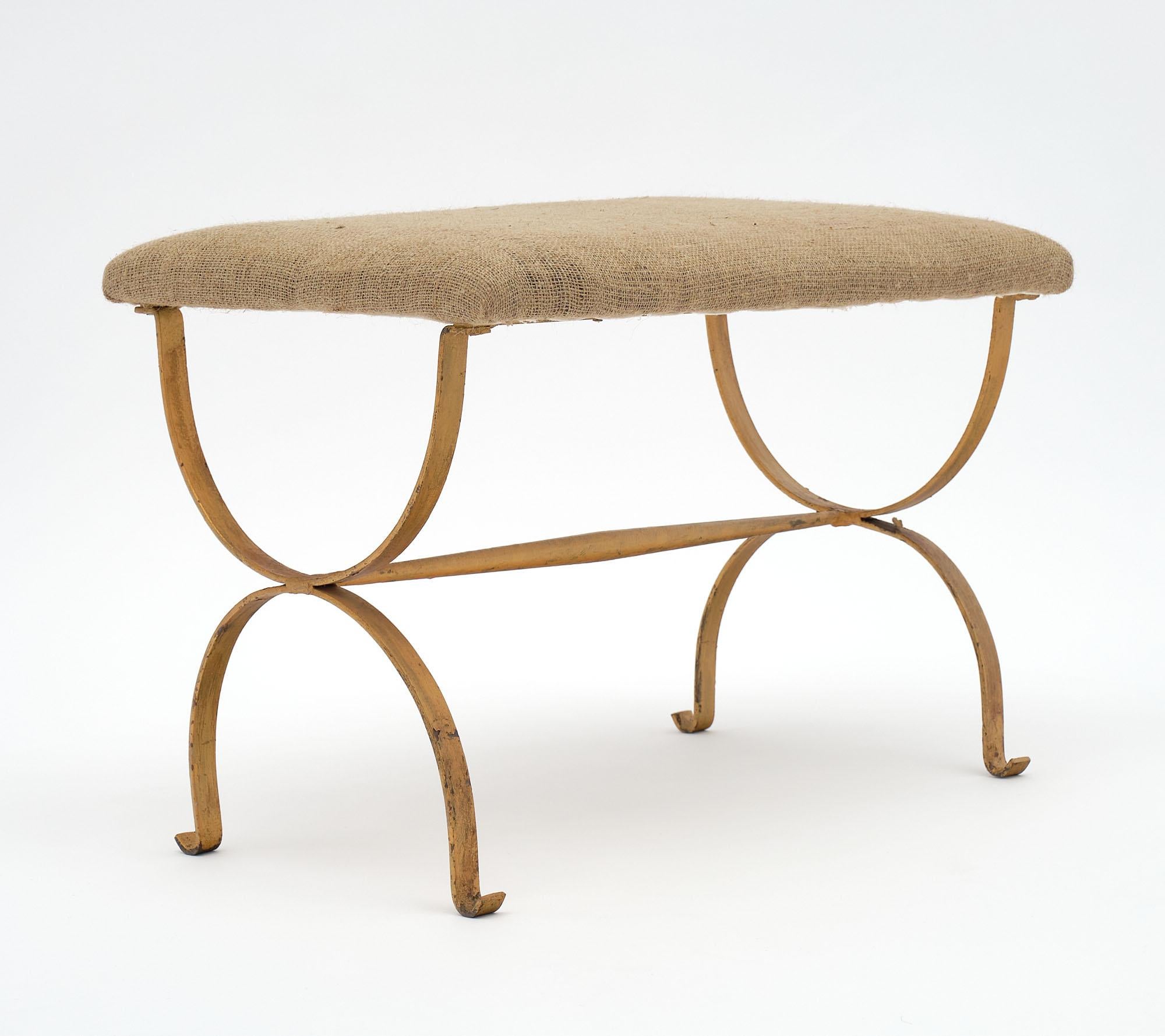 Banc d'Espagne en feuille d'or et fer martelé à la main. Le siège est garni de toile de jute. Il y a quelques pertes au niveau de la finition.