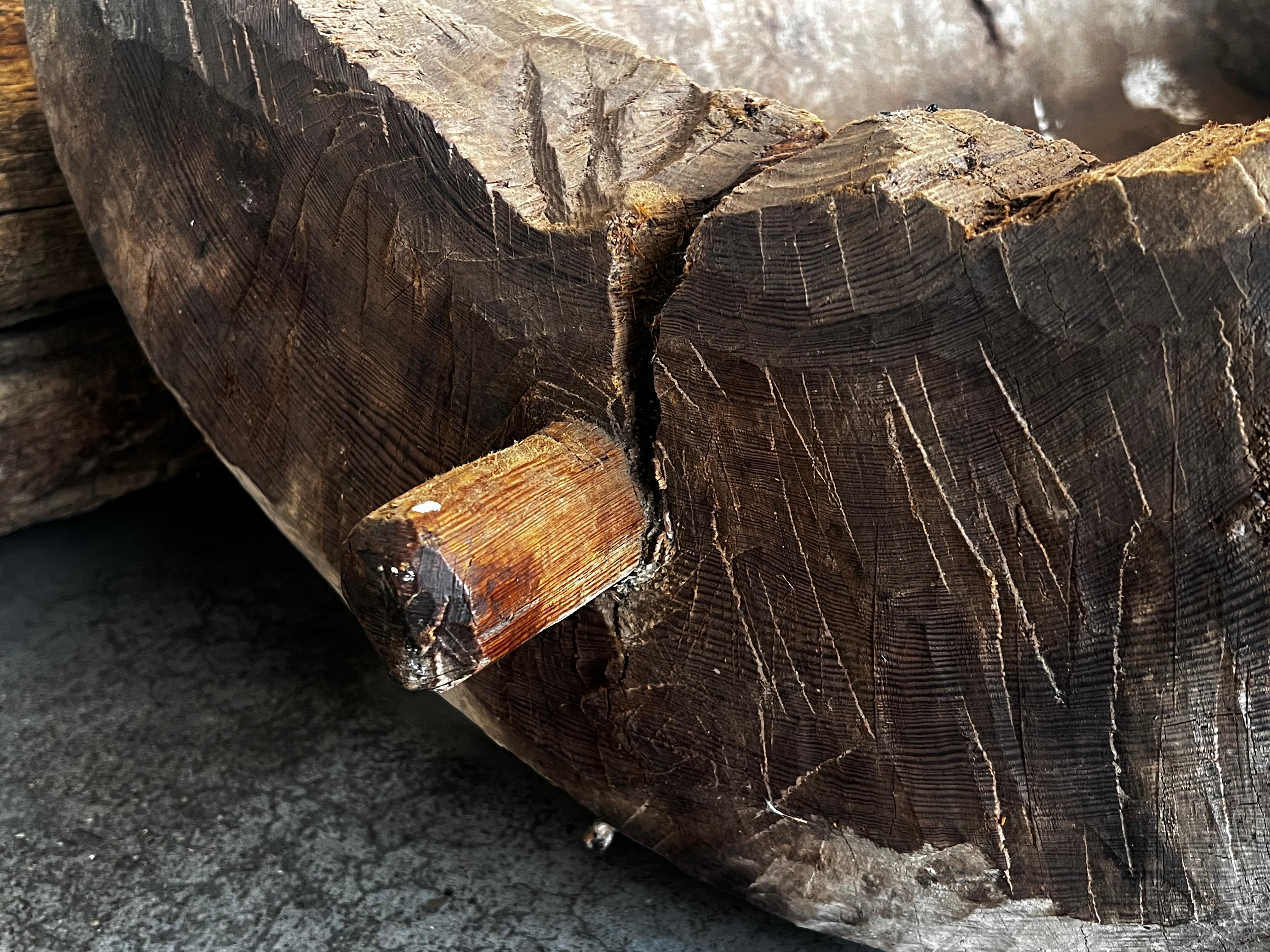 Spanisches antikes und brutalistisches spanisches Pflanzgefäß aus Holz mit Hollowed-Out-Baumtruhen, 1700 im Angebot 6
