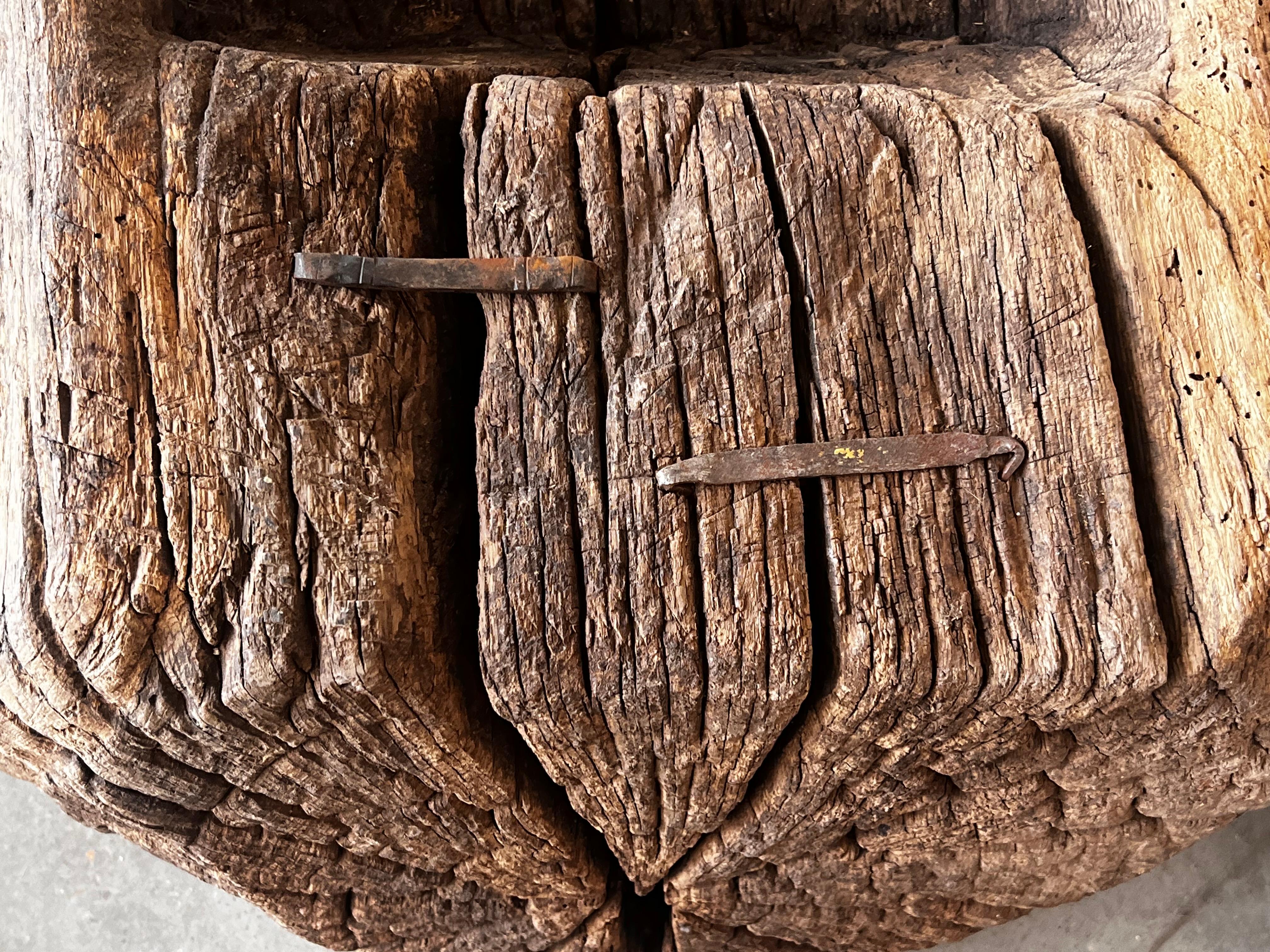 Spanisches antikes und brutalistisches spanisches Pflanzgefäß aus Holz mit Hollowed-Out-Baumtruhen, 1700 im Angebot 7