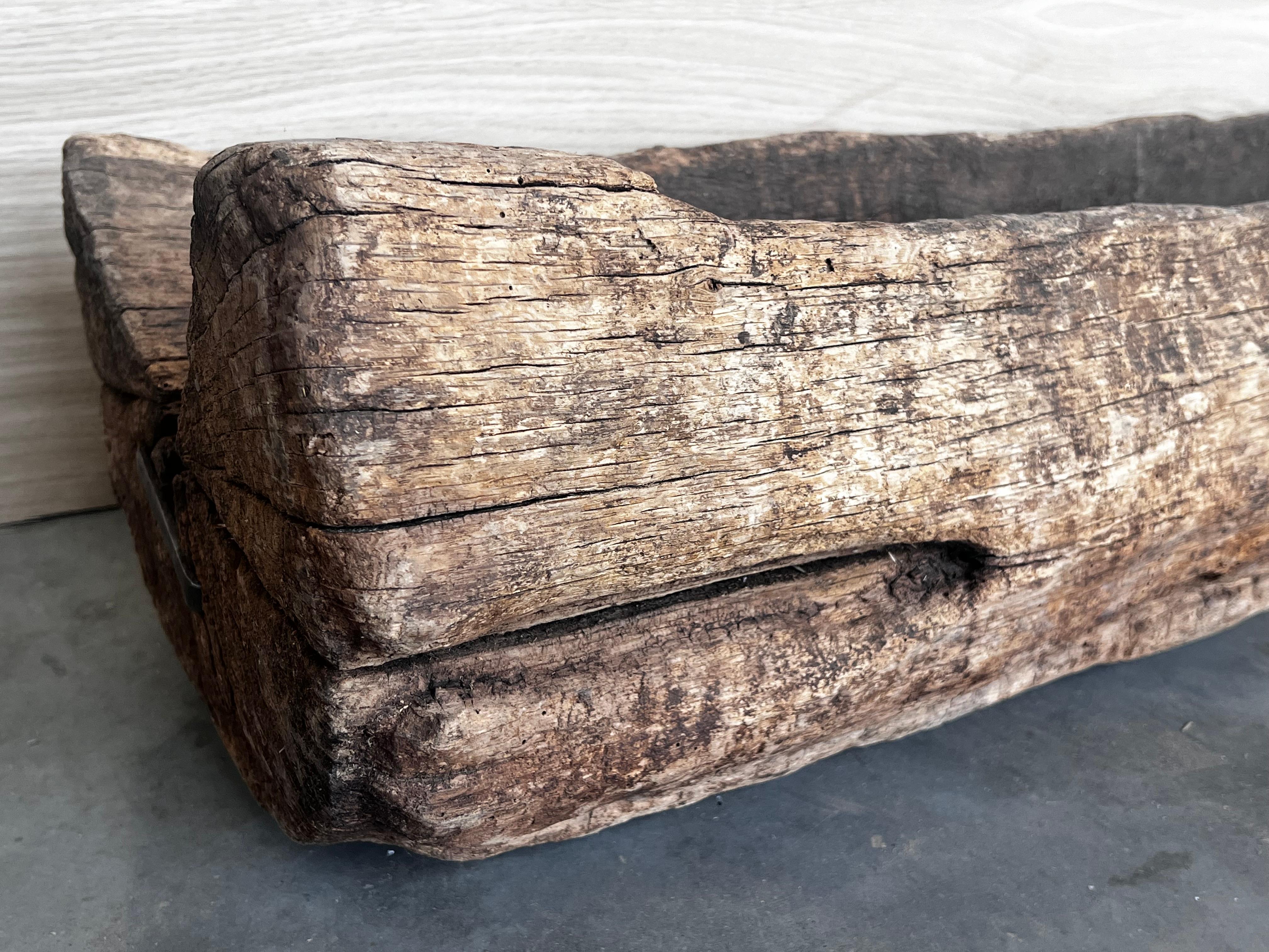 Spanisches antikes und brutalistisches spanisches Pflanzgefäß aus Holz mit Hollowed-Out-Baumtruhen, 1700 im Angebot 10