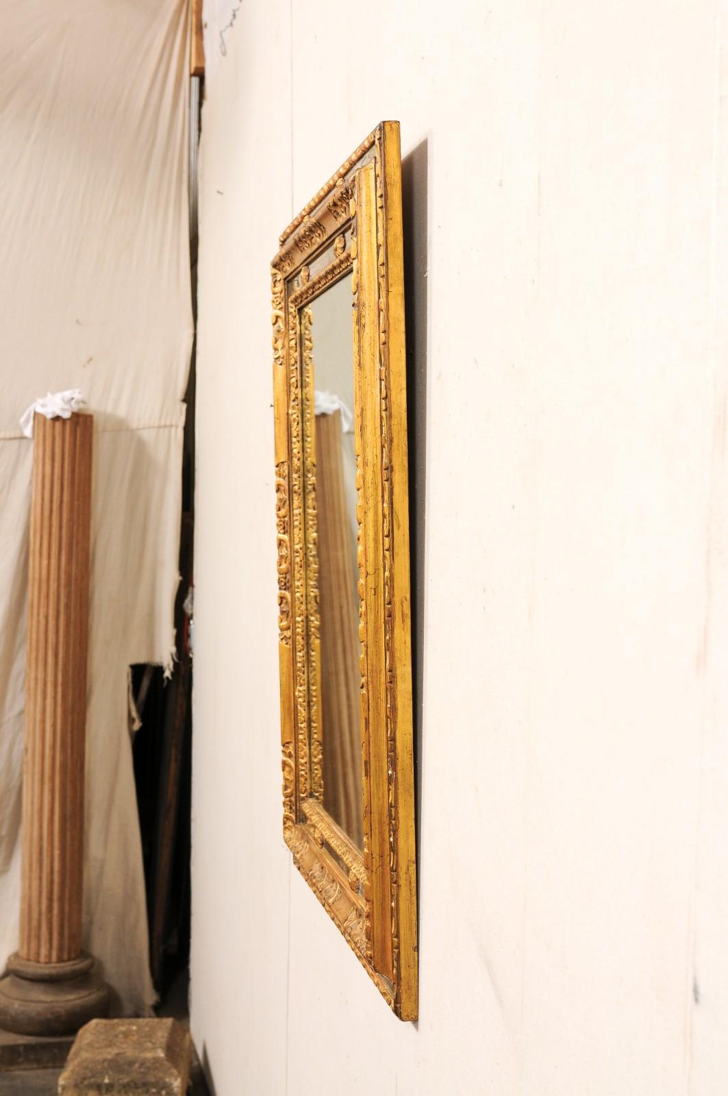 Antiguo espejo español con marco de madera tallada y dorada, bellamente embellecido en venta 4