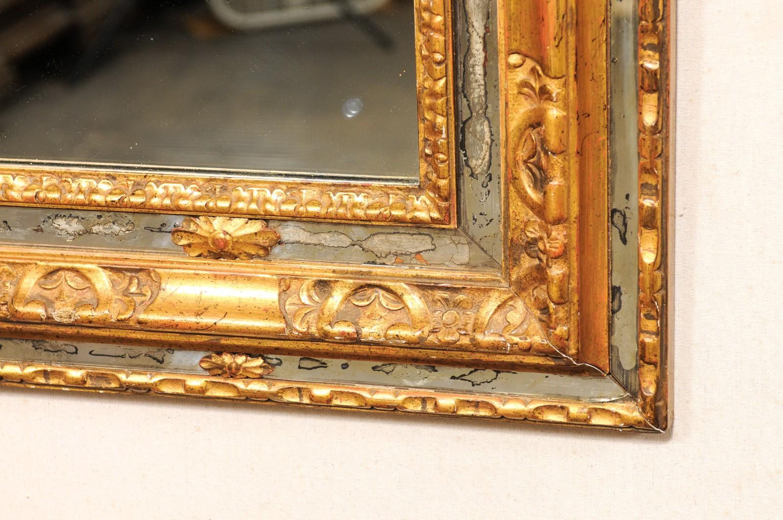 Antiguo espejo español con marco de madera tallada y dorada, bellamente embellecido en venta 5