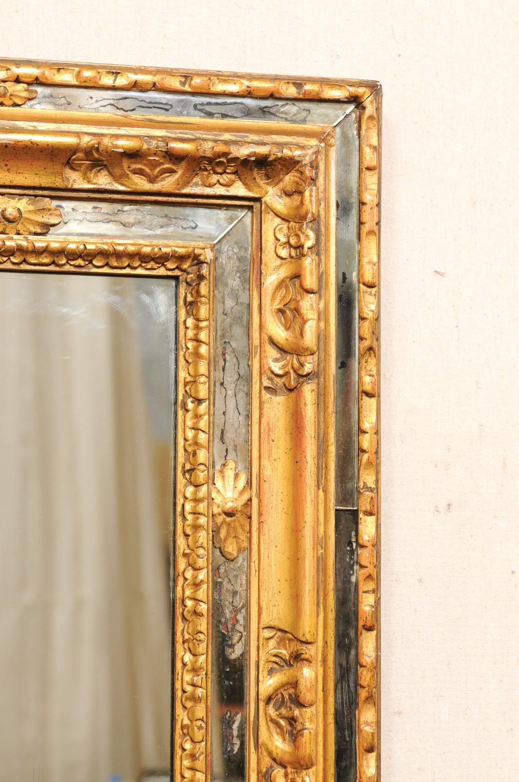 Antiguo espejo español con marco de madera tallada y dorada, bellamente embellecido siglo XX en venta