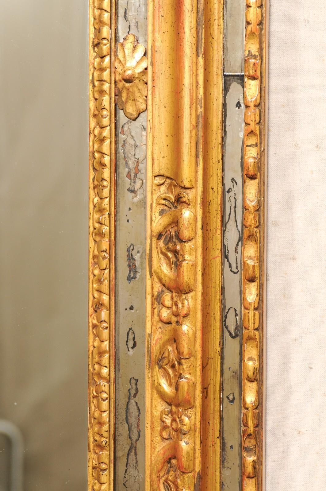 Antiguo espejo español con marco de madera tallada y dorada, bellamente embellecido en venta 3