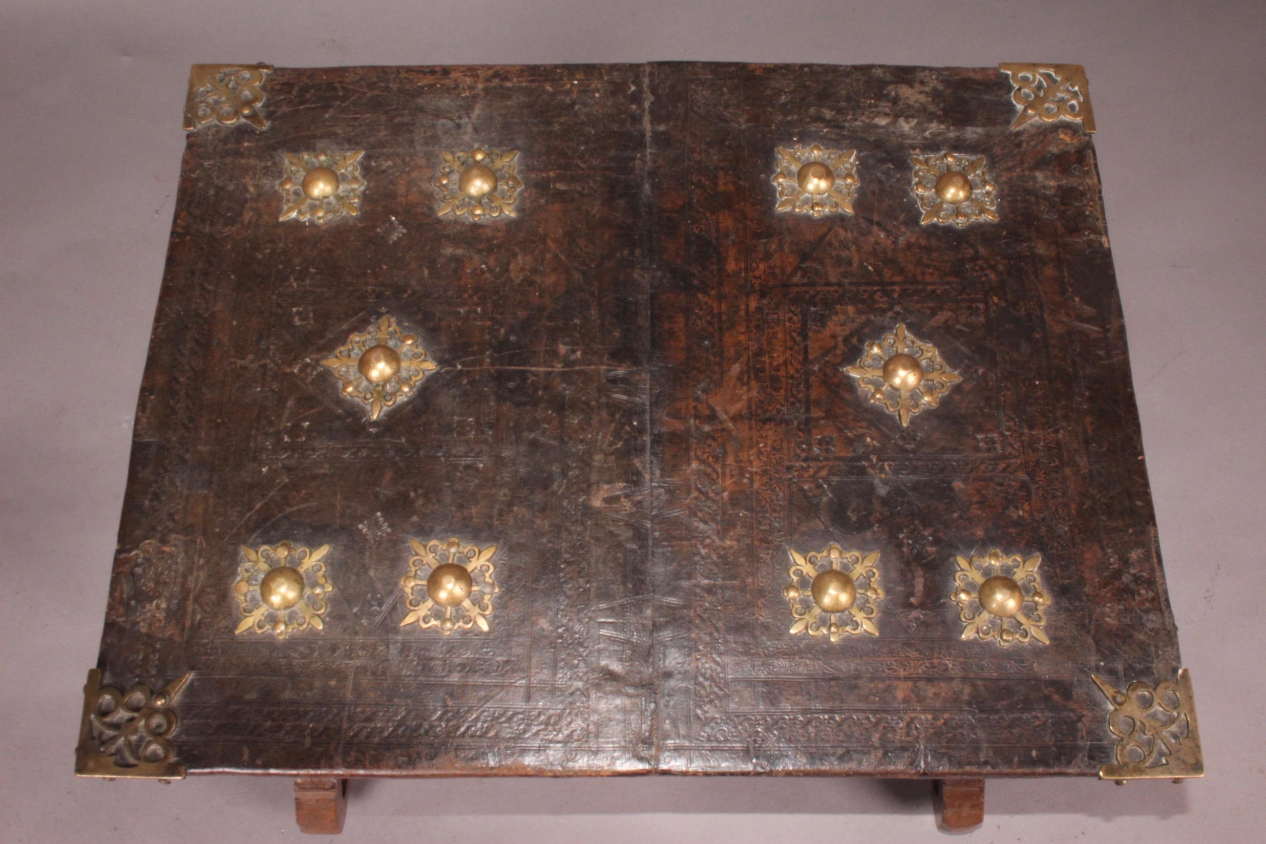 Spanish Antique Low Table In Good Condition In grand Lancy, CH