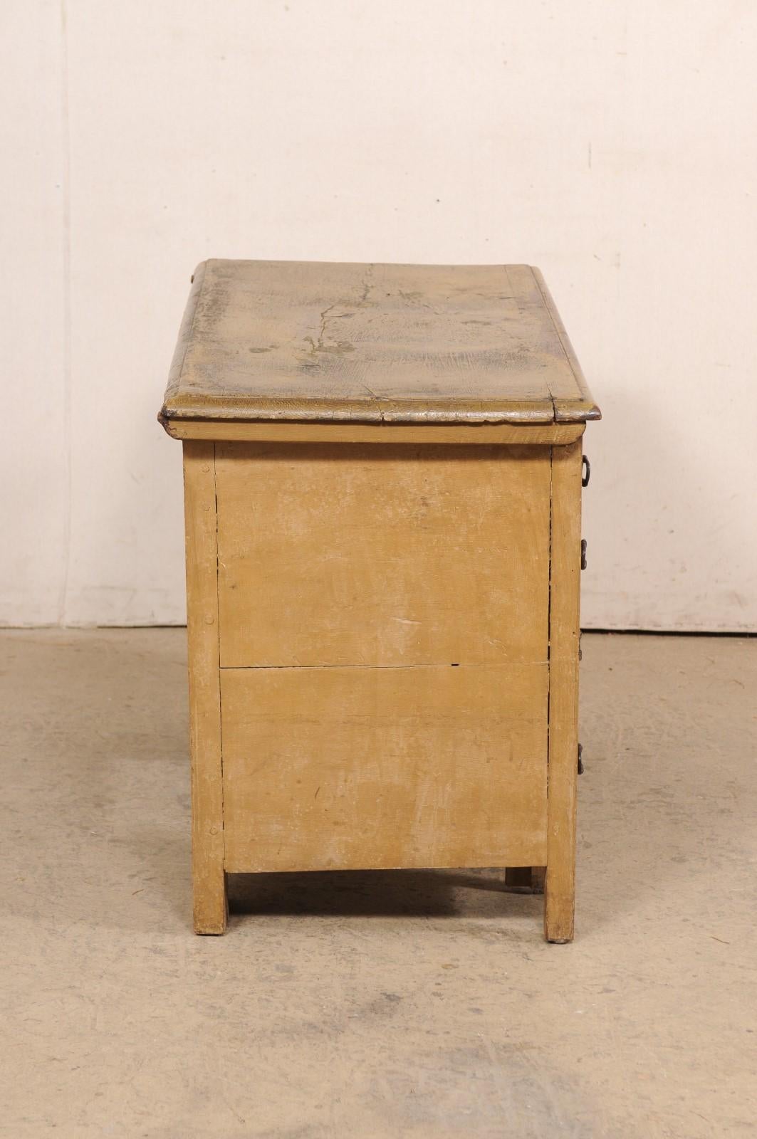 Bois Petit bureau espagnol ancien en bois avec une apparence unique de « chouette » sculptée sur le devant en vente