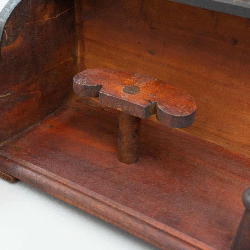 Antico appendiabiti spagnolo in legno con pioli e accenti intagliati a mano, anni '30 in vendita 5