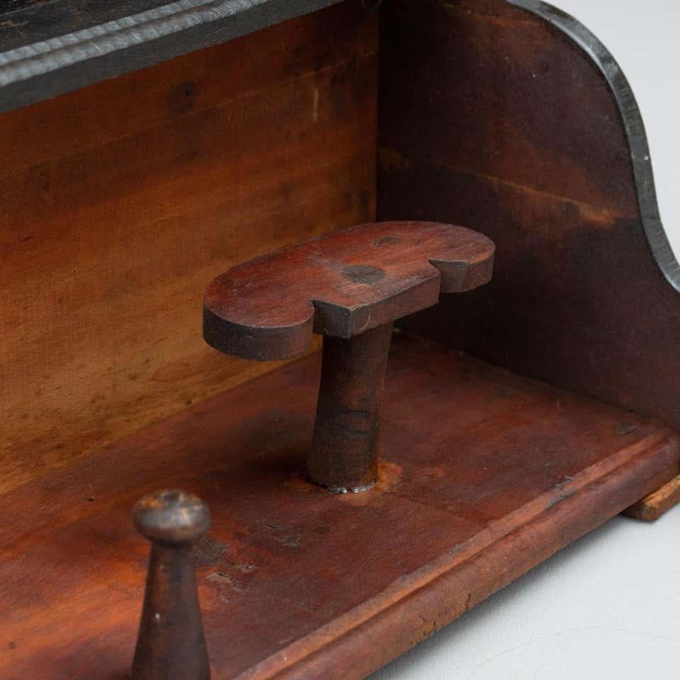 Antico appendiabiti spagnolo in legno con pioli e accenti intagliati a mano, anni '30 in vendita 6