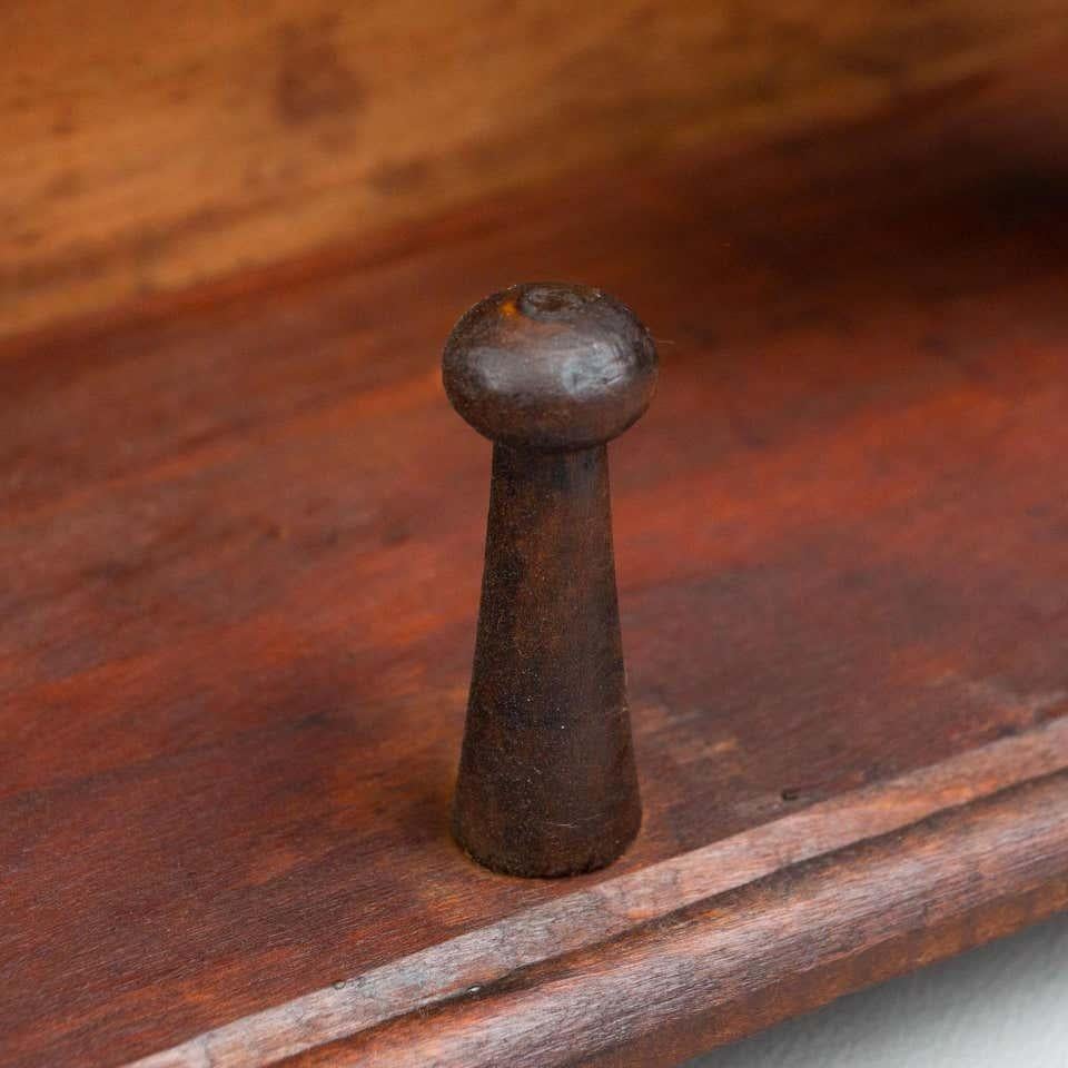 Antico appendiabiti spagnolo in legno con pioli e accenti intagliati a mano, anni '30 in vendita 8