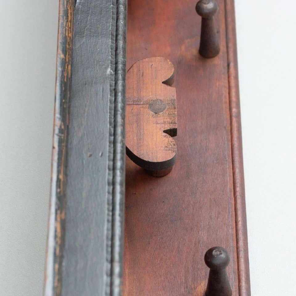 Antico appendiabiti spagnolo in legno con pioli e accenti intagliati a mano, anni '30 in vendita 10