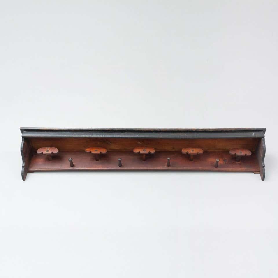 Esempio splendidamente conservato di artigianato rurale spagnolo dell'inizio del XX secolo, questo appendiabiti tradizionale a parete in legno risale al 1930 circa ed esemplifica l'eleganza rustica del design domestico iberico.

Realizzato a mano in