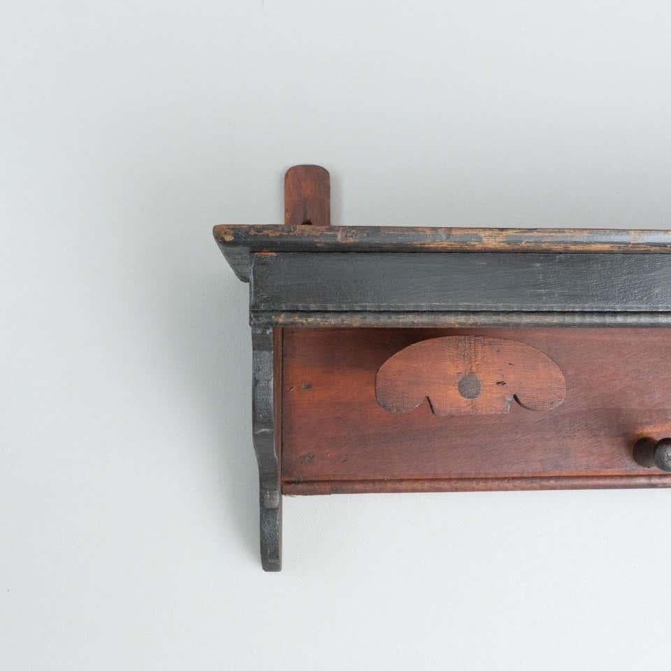 Antico appendiabiti spagnolo in legno con pioli e accenti intagliati a mano, anni '30 in vendita 2