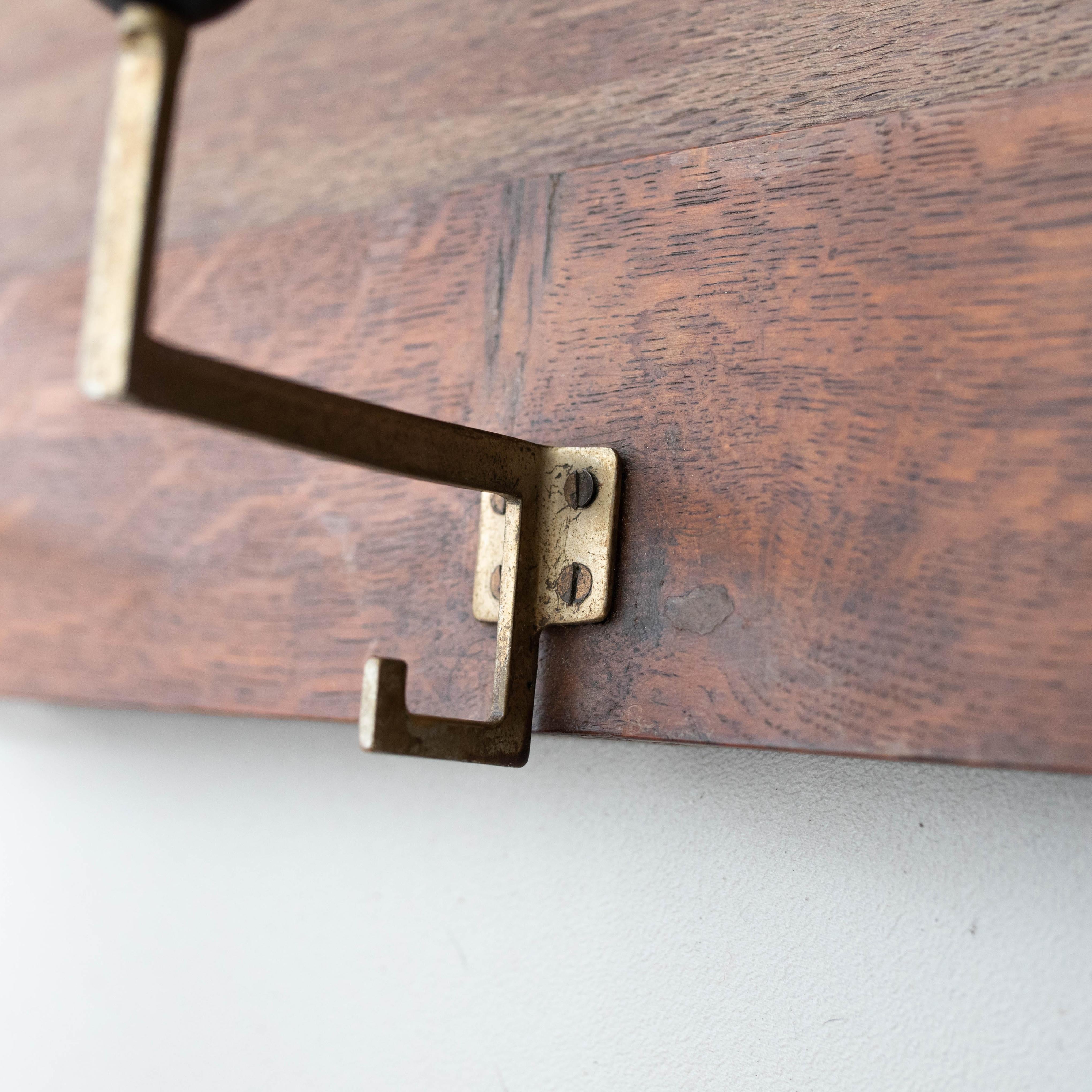 Porte-bougies espagnol ancien traditionnel en bois rustique, vers 1960 en vente 13
