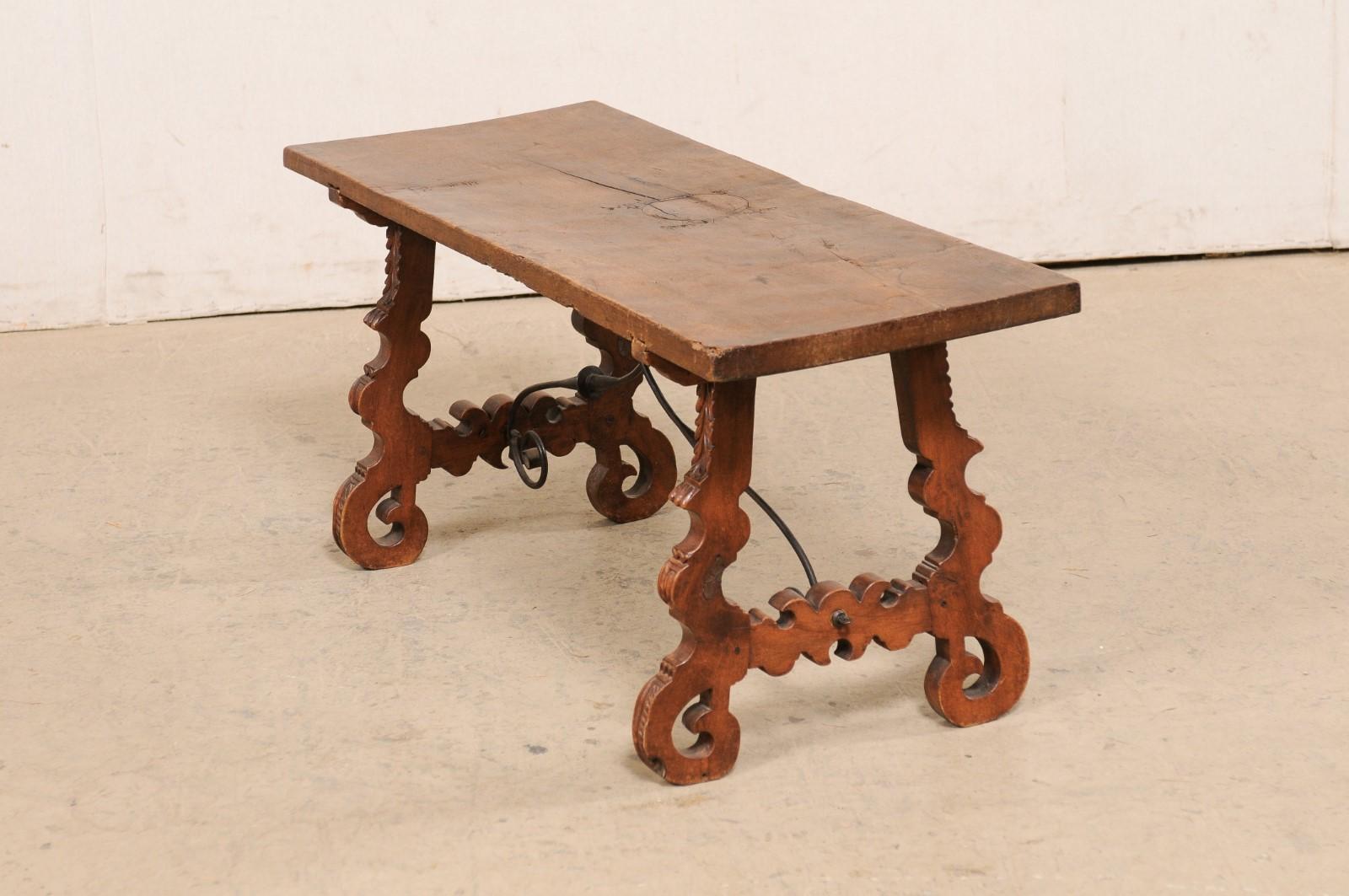 Table basse espagnole ancienne en bois avec pieds en forme de lyre sculptés et jolis brancards en fer en vente 2