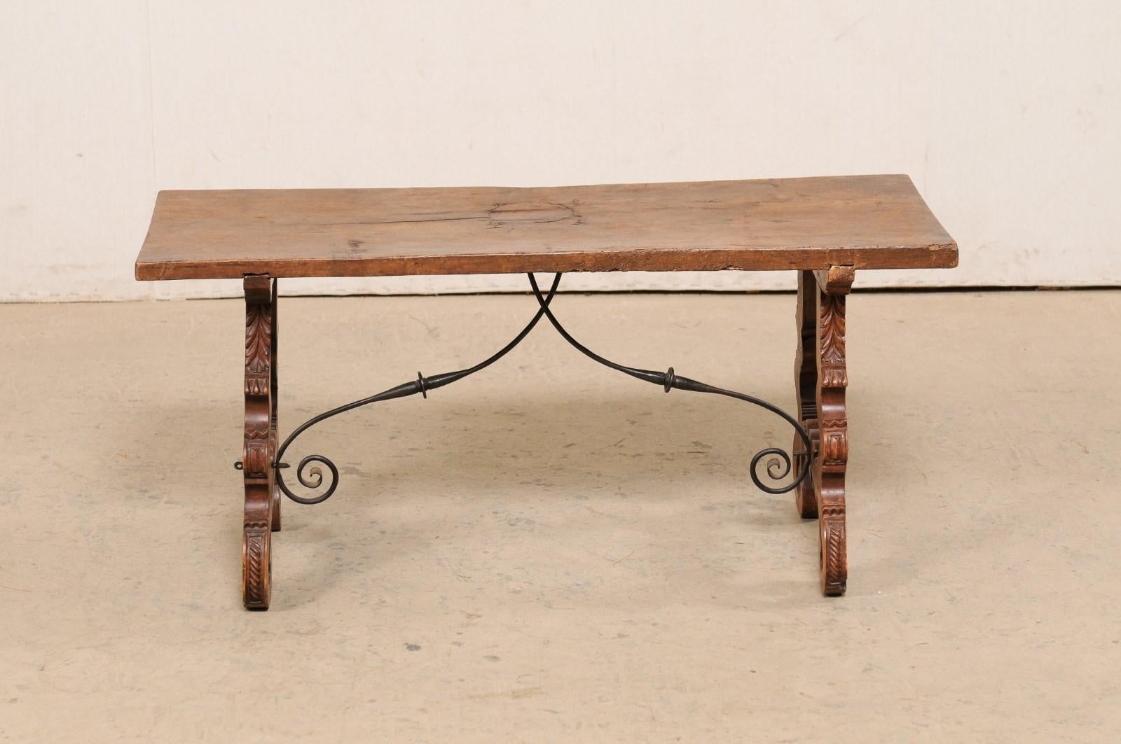 Table basse espagnole ancienne en bois avec pieds en forme de lyre sculptés et jolis brancards en fer en vente 3