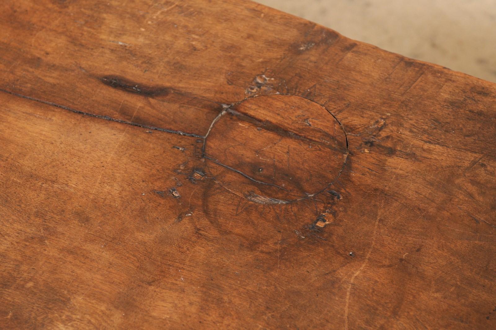 Table basse espagnole ancienne en bois avec pieds en forme de lyre sculptés et jolis brancards en fer en vente 4