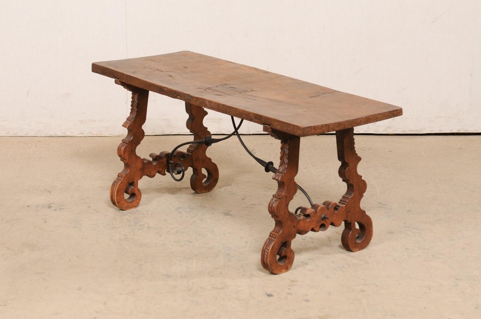 Table basse espagnole ancienne en bois avec pieds en forme de lyre sculptés et jolis brancards en fer Bon état - En vente à Atlanta, GA