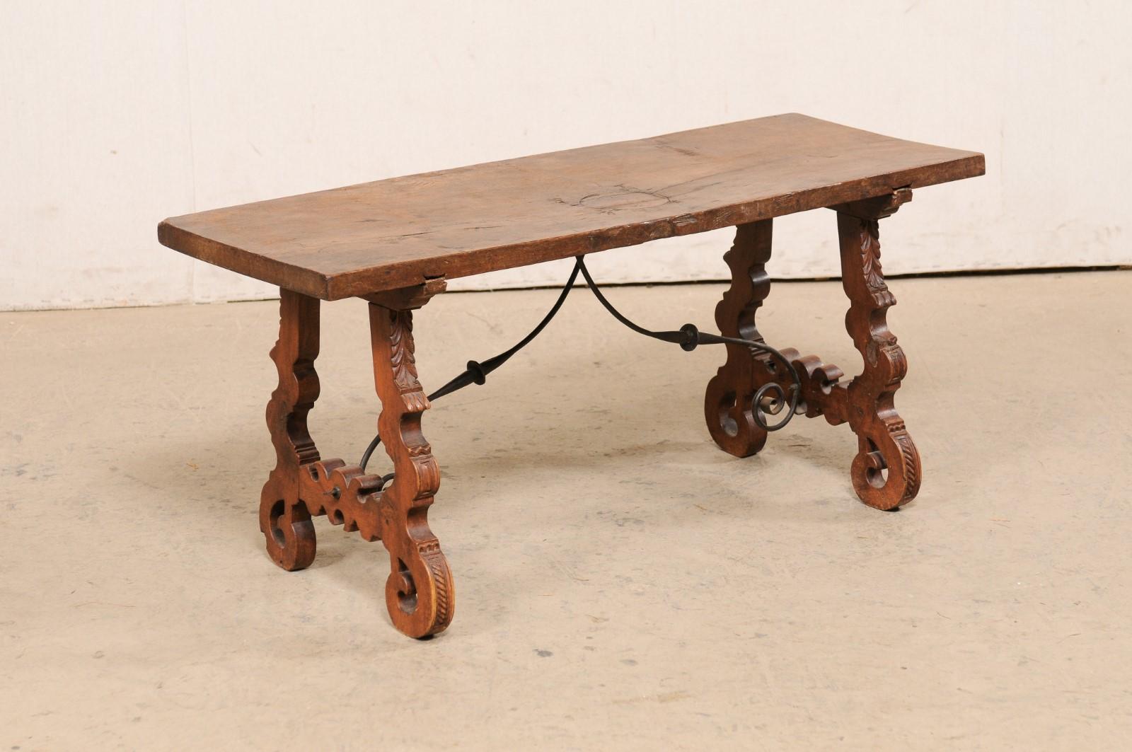 Fer Table basse espagnole ancienne en bois avec pieds en forme de lyre sculptés et jolis brancards en fer en vente