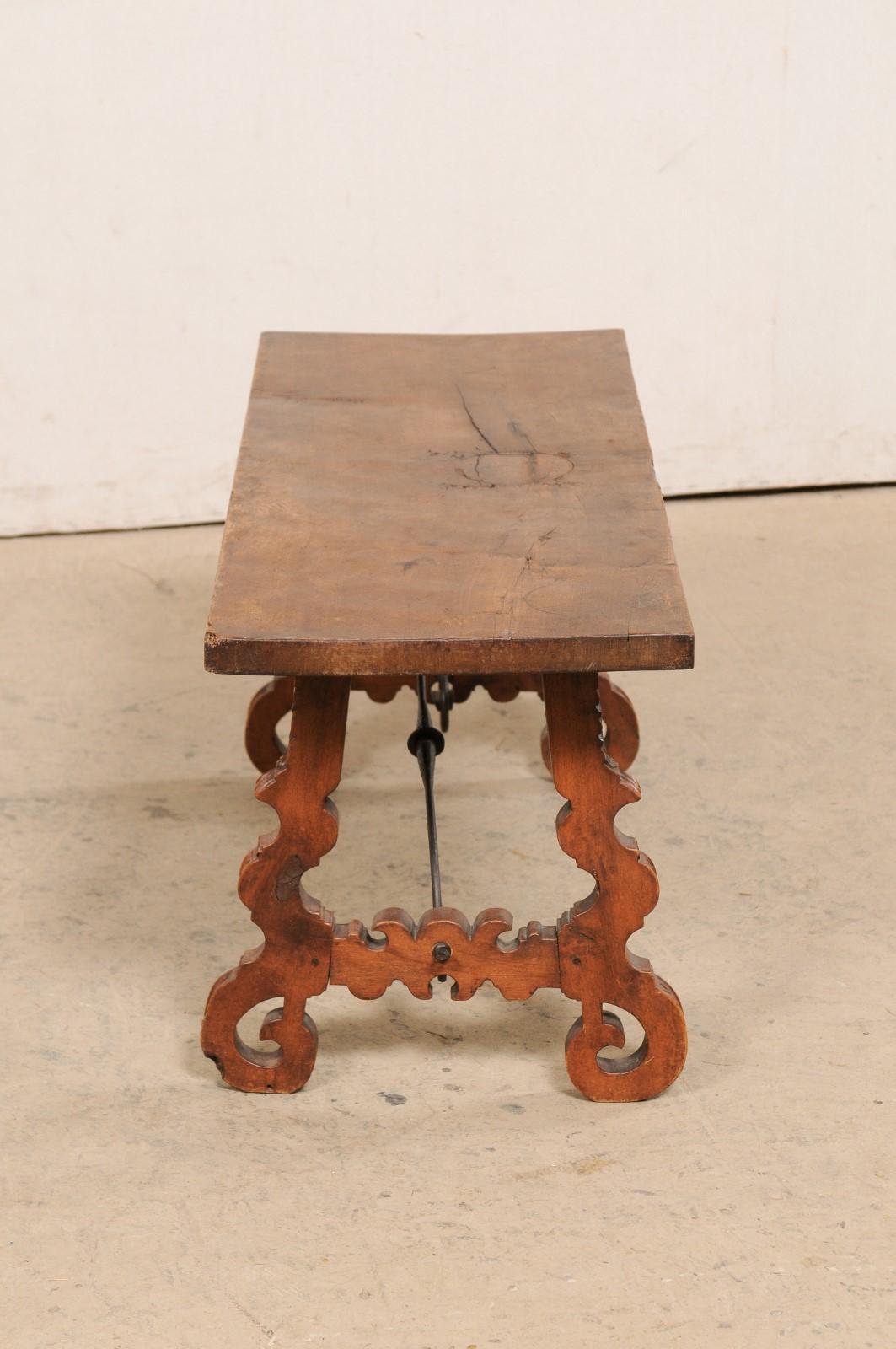 Table basse espagnole ancienne en bois avec pieds en forme de lyre sculptés et jolis brancards en fer en vente 1