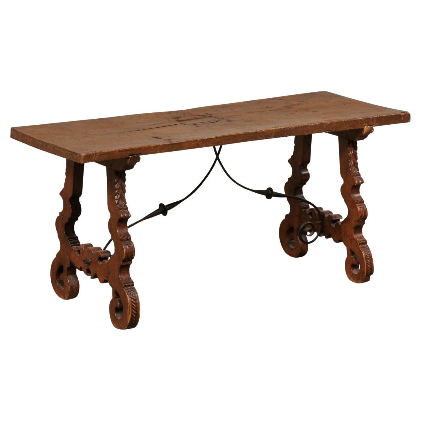 Table basse espagnole ancienne en bois avec pieds en forme de lyre sculptés et jolis brancards en fer en vente