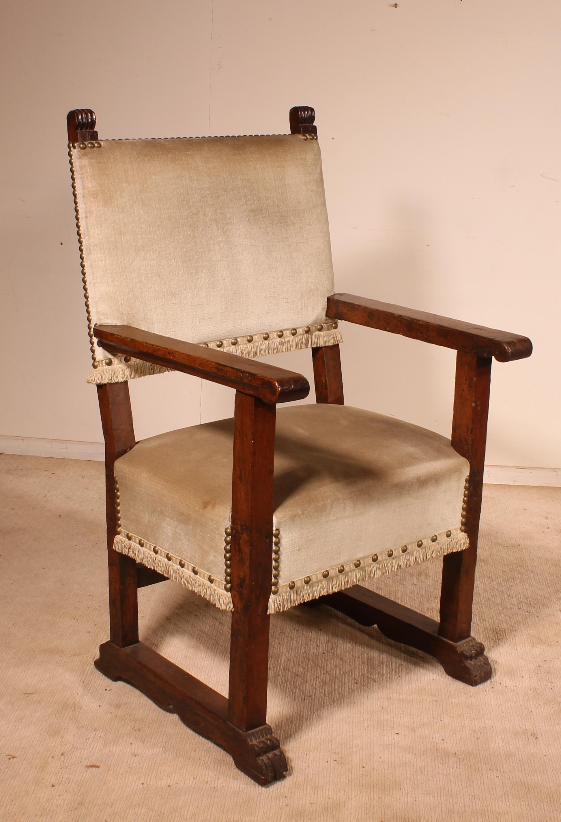 Elegant fauteuil Renaissance espagnole du début du 17ème siècle en noyer avec un haut dossier.
pieds à griffes
Très beau siège avec une belle patine et de grande qualité
hauteur d'assise de 52 cm

Livraison en Belgique, aux Etats-Unis et à