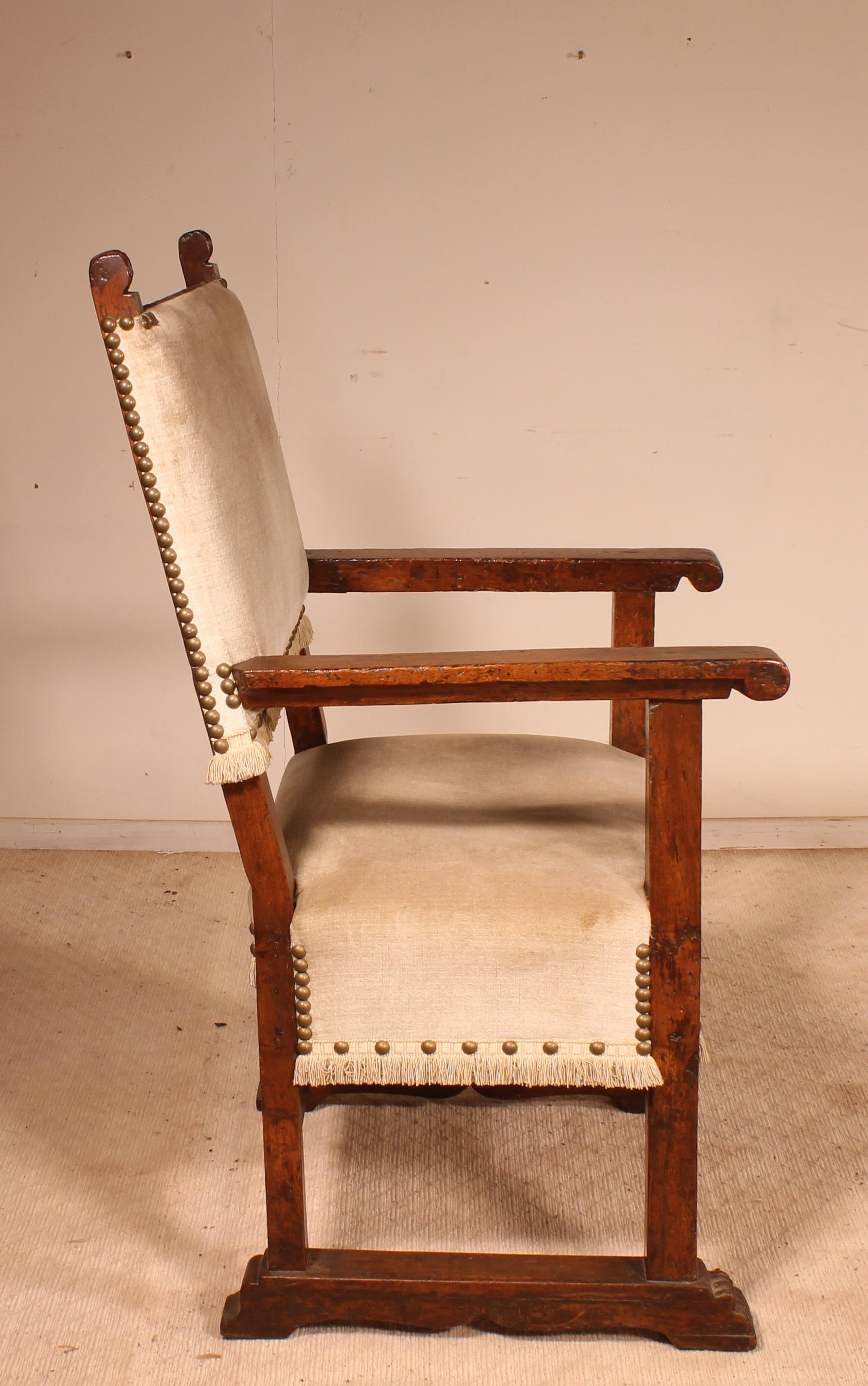 Spanischer Sessel 17. Jahrhundert in Nussbaum (Renaissance) im Angebot