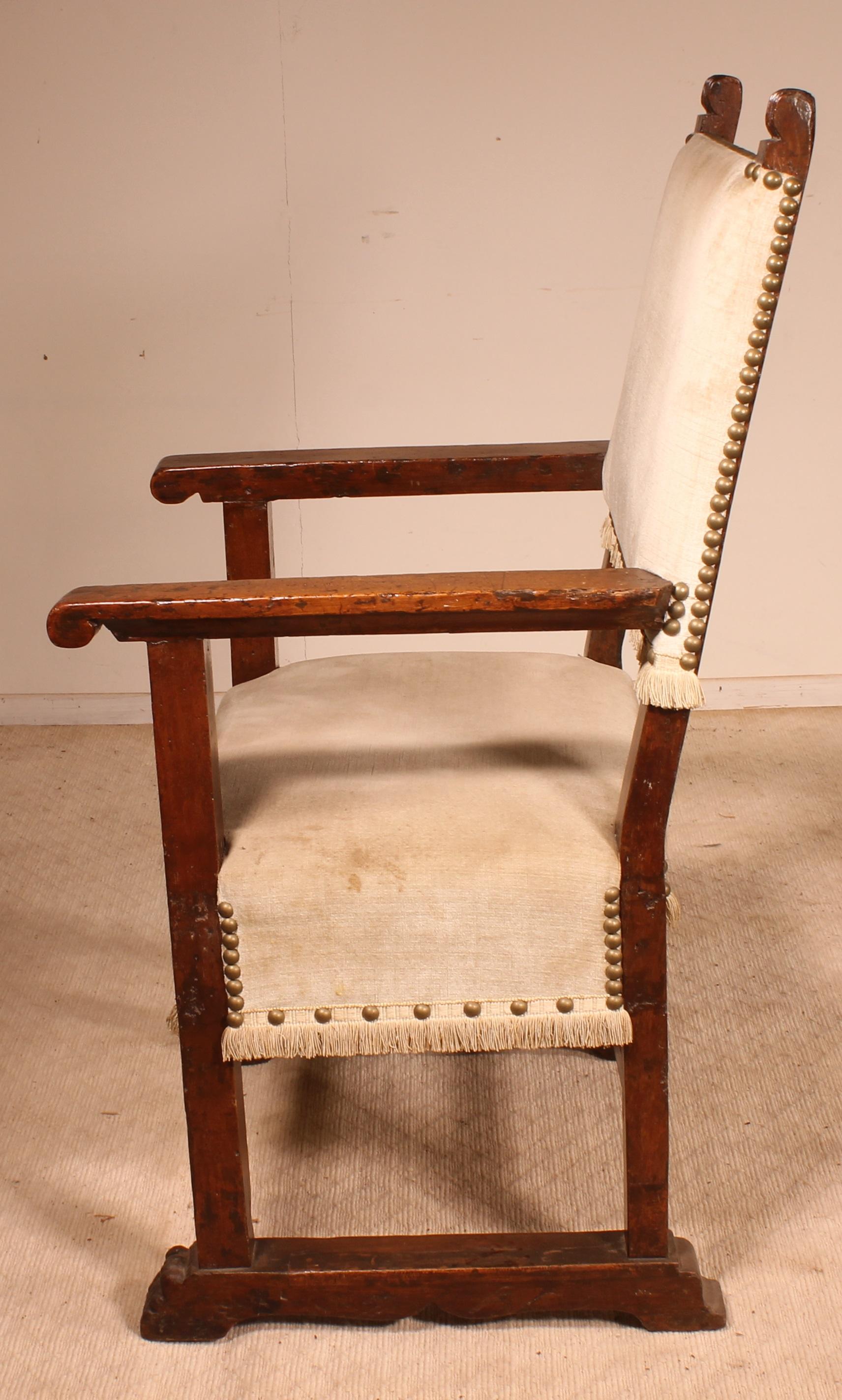 Spanish Armchair 17th Century in Walnut In Fair Condition For Sale In Brussels, Brussels