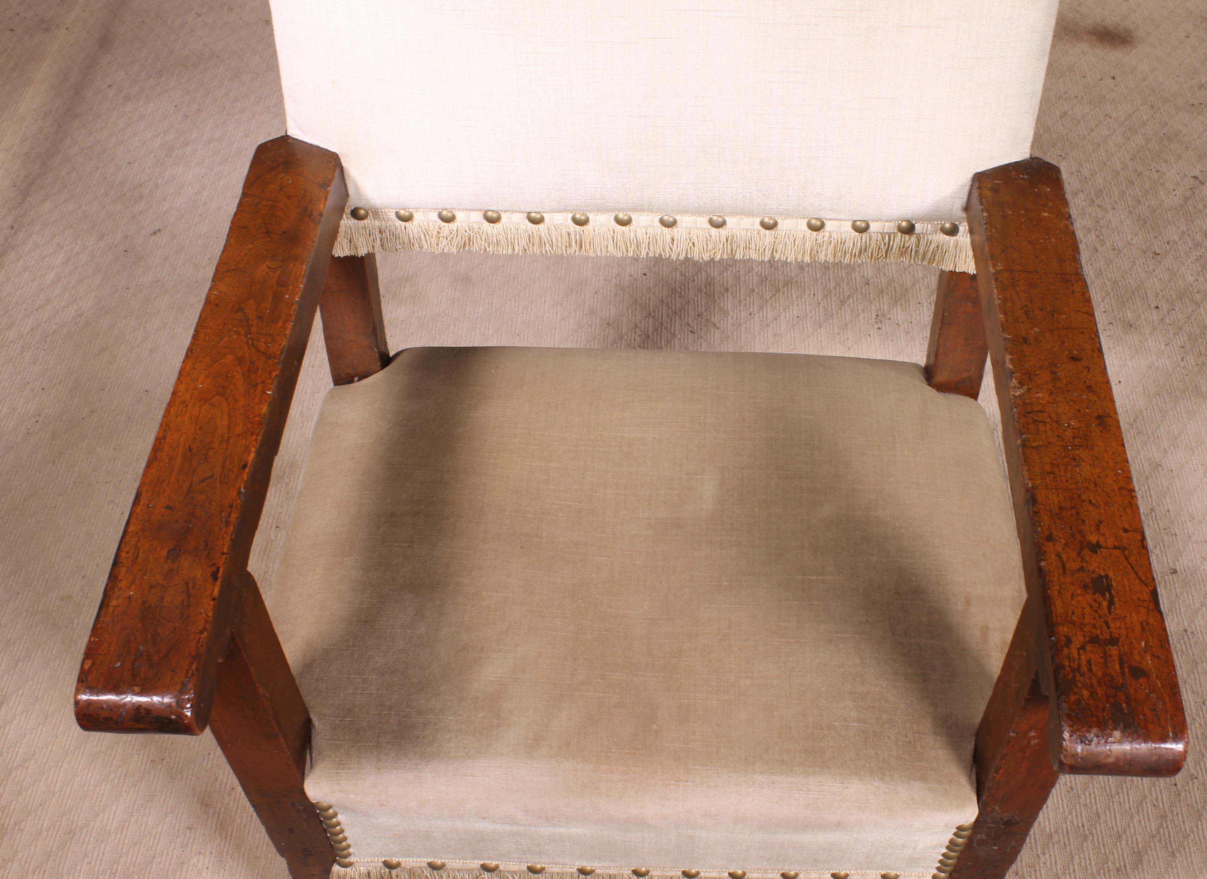 Spanish Armchair 17th Century in Walnut For Sale 1