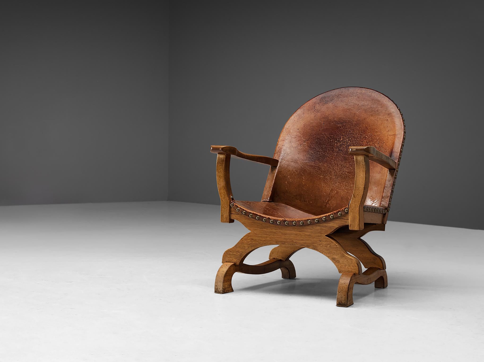 Sessel, Leder, Messing, Eiche, Spanien, 1960er Jahre.

Dieser Sessel stammt aus Spanien und ist stilistisch dem späten 19. Jahrhundert zuzuordnen. Die Konstruktion des Fußes ähnelt dem im Spanischen als 