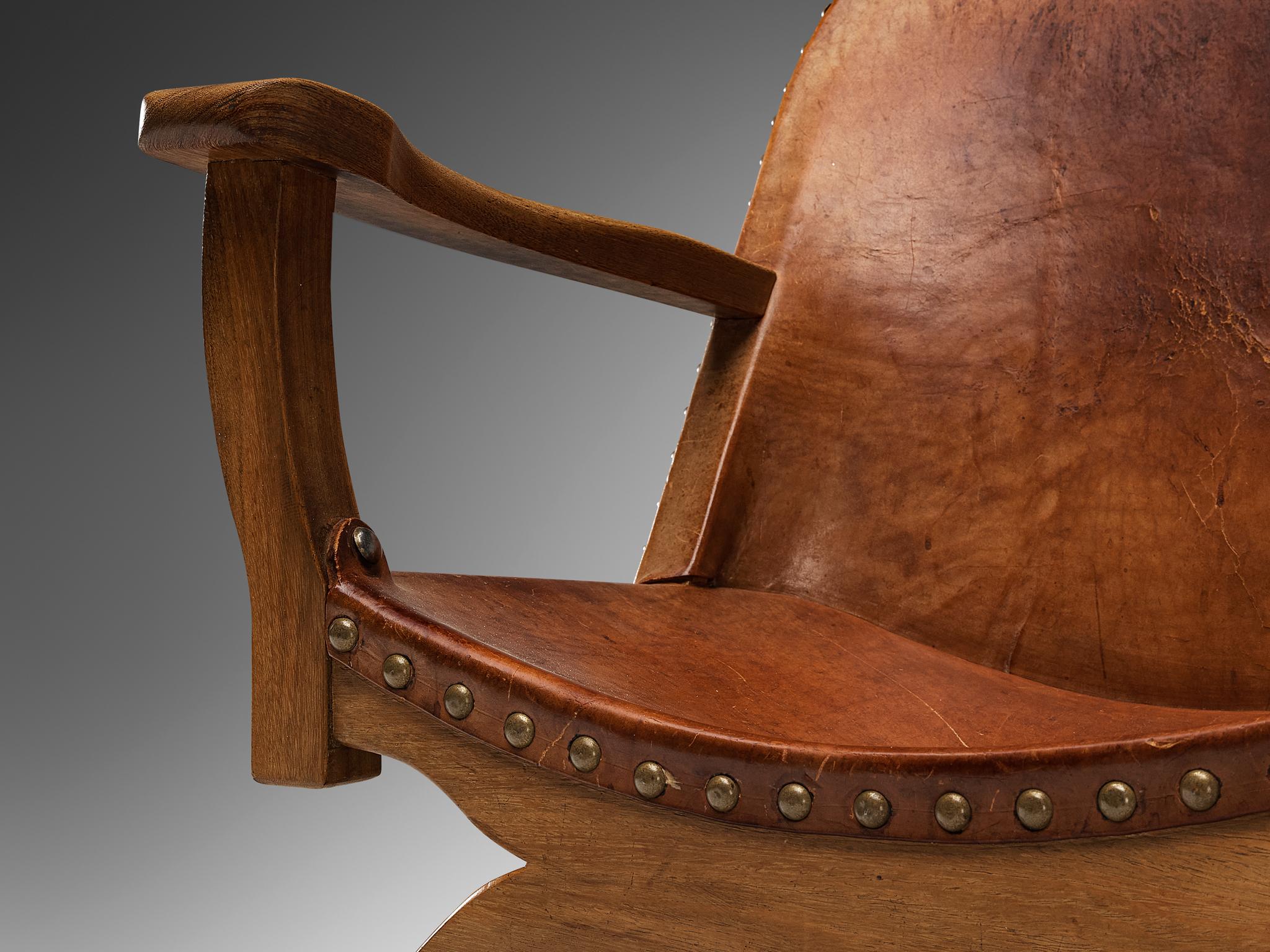 Spanischer Sessel aus cognacfarbenem Leder und Eiche (Moderne der Mitte des Jahrhunderts) im Angebot
