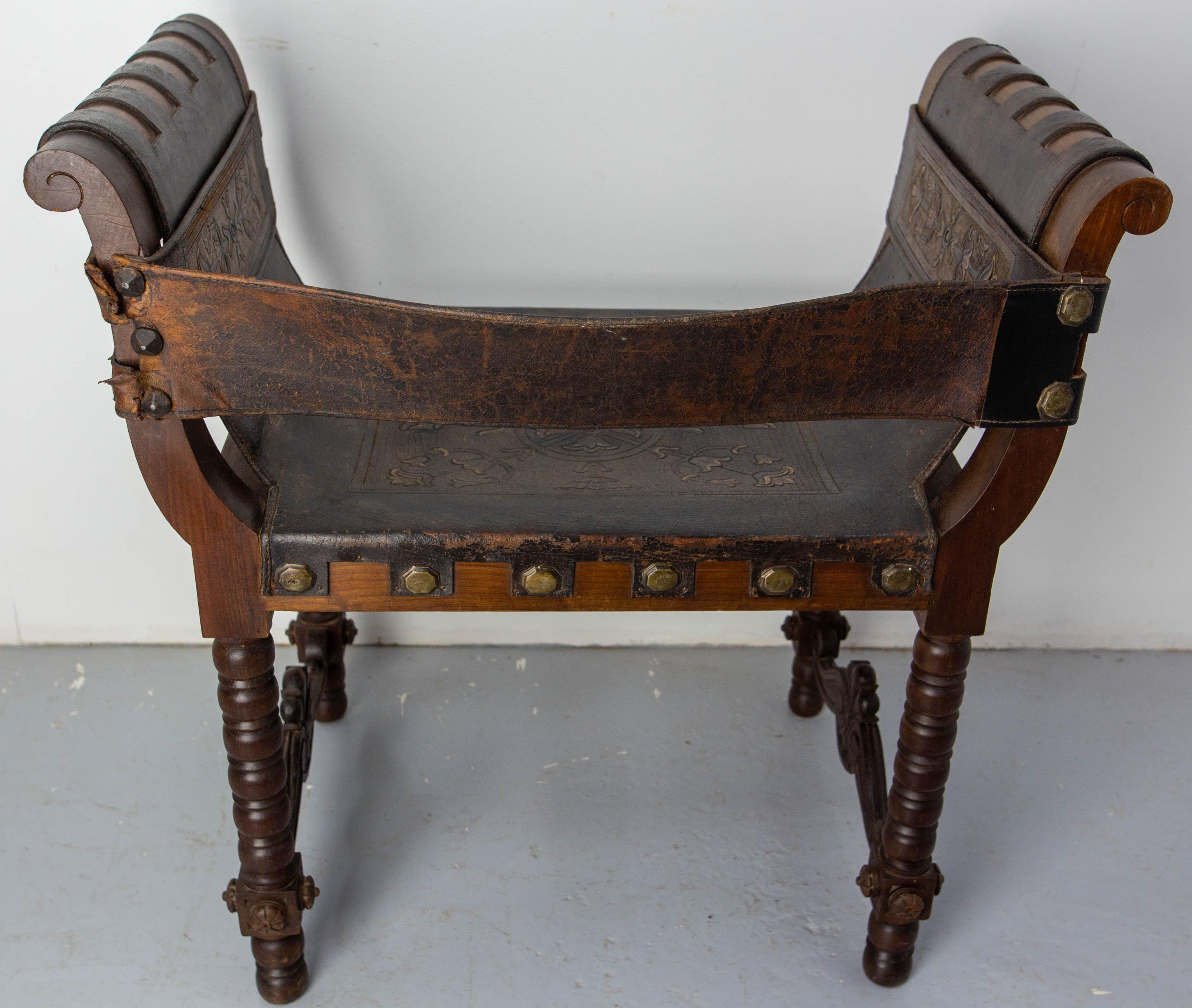 Spanish Armchair in the Curule Style Cordovan Leather & Wood, Midcentury 19th In Good Condition For Sale In Labrit, Landes