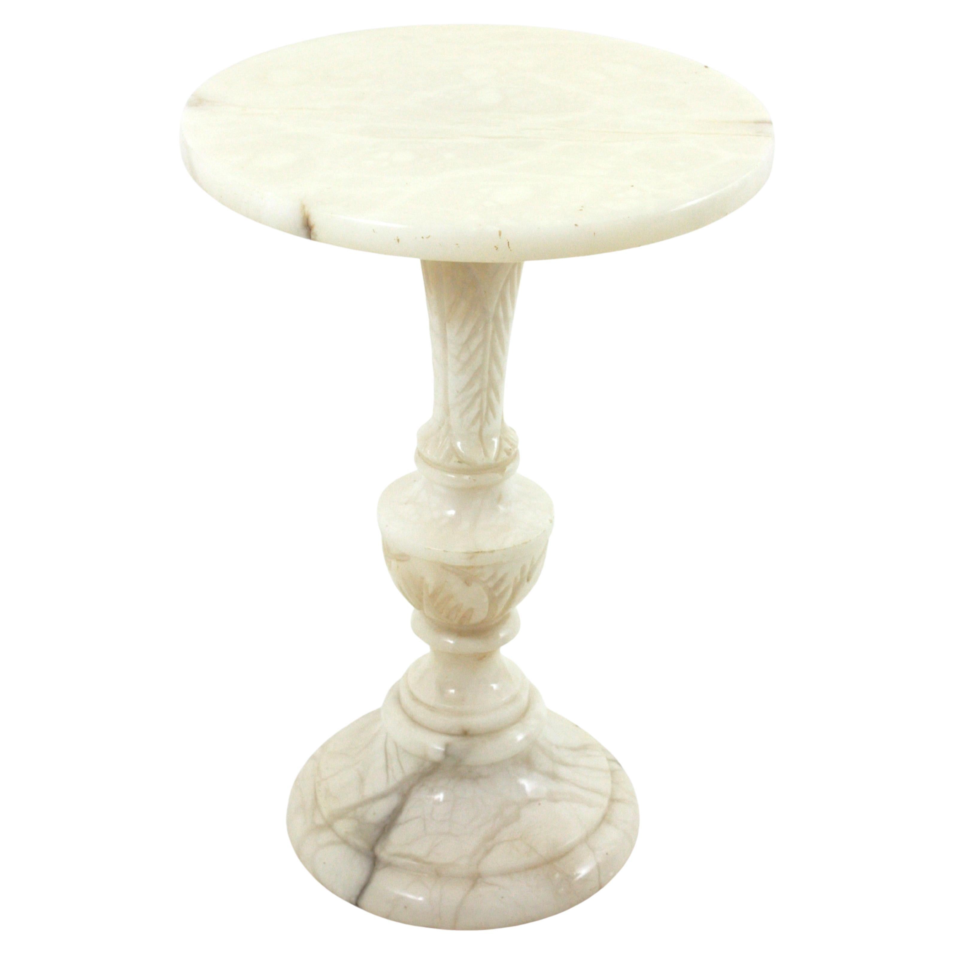 Mesa auxiliar Gueridón / Mesa de bebidas en alabastro torneado, España, años 30-1940.
Fabricado en el periodo Art Déco.
Elegante mesa auxiliar de alabastro con tablero redondo y base redonda con pedestal. Ricamente adornado con bellos detalles
