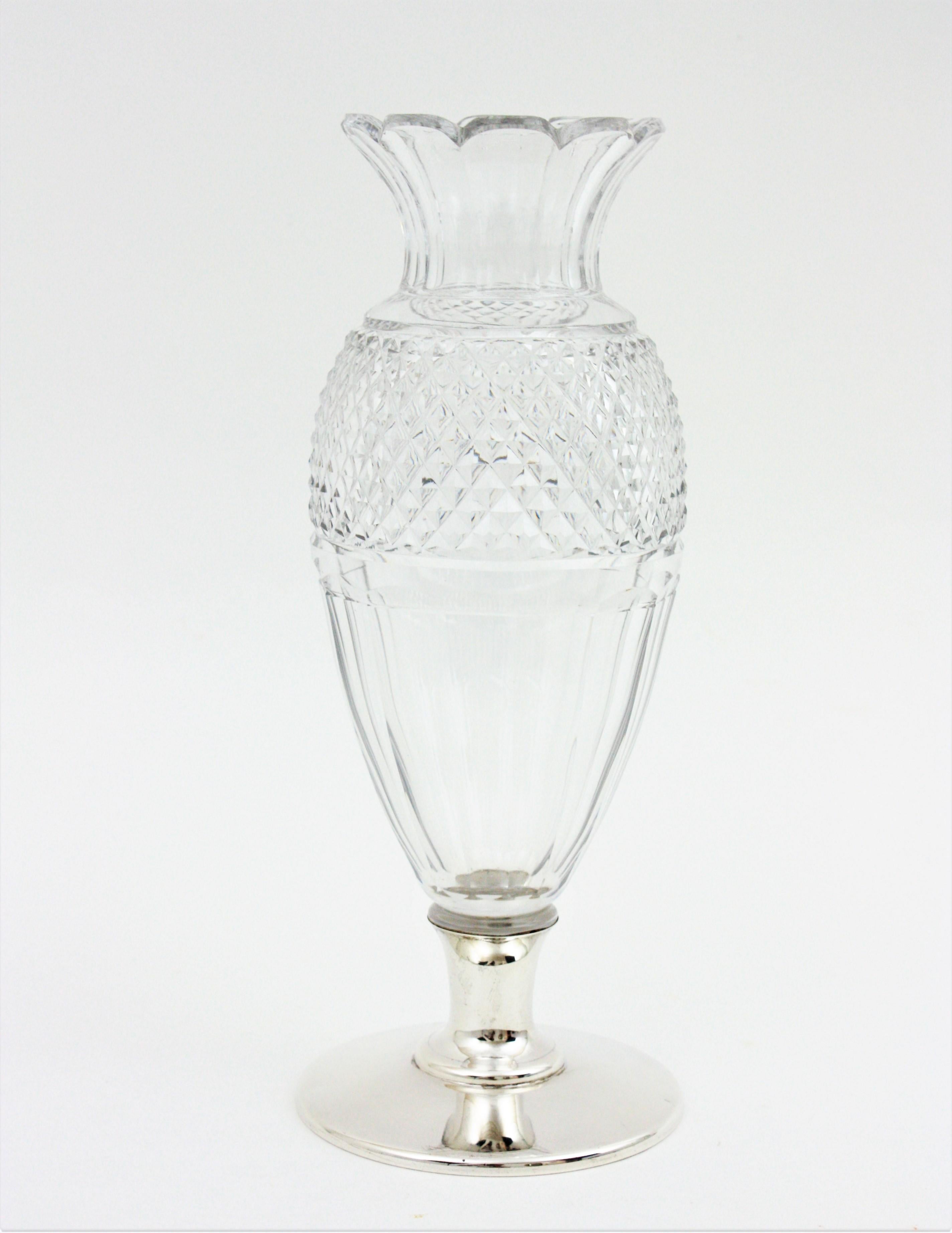 Vase aus geschliffenem Kristall mit Silbersockel, Spanien, 1930er-1940er Jahre.
Elegante, urnenförmige Kristallvase aus dem späten Art déco.
Fein ausgeführt mit sehr detaillierten handgeschliffenen Kristallmustern durch und durch. Er steht auf