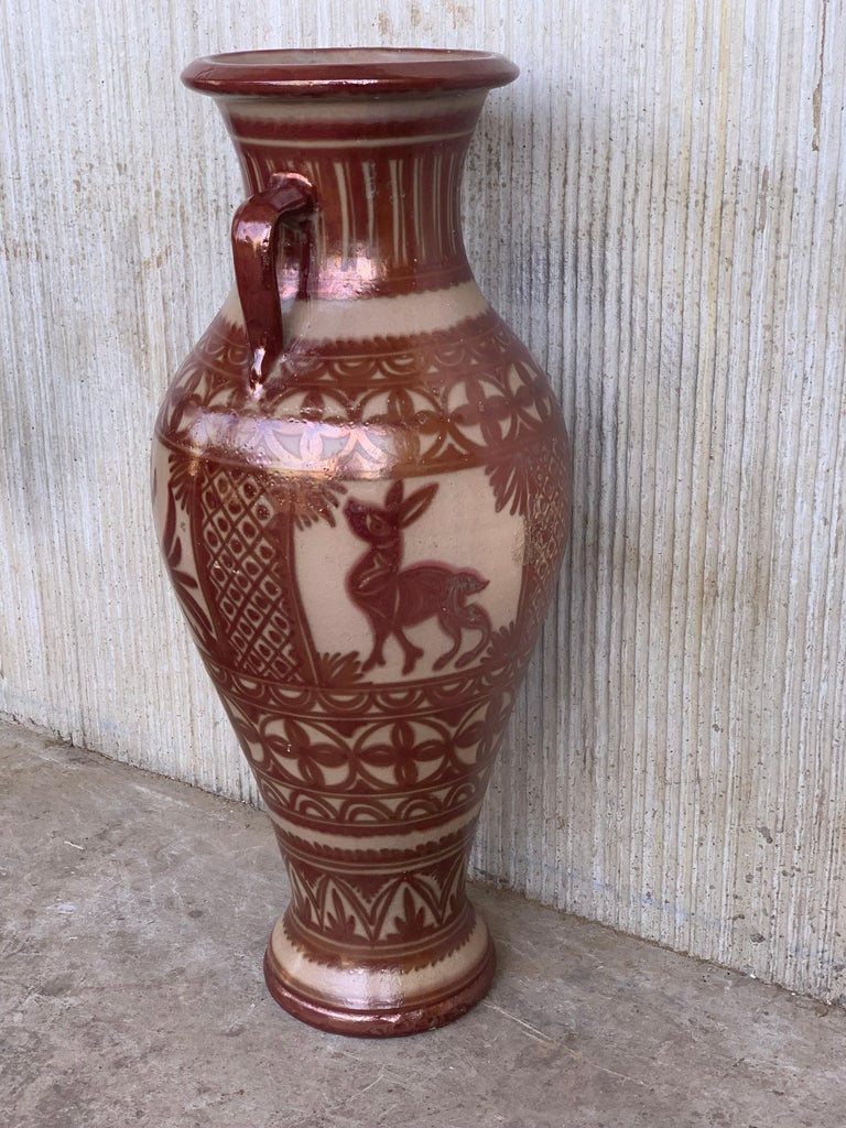 Vase espagnol Art Déco en émail doré avec motif d'animaux En vente sur