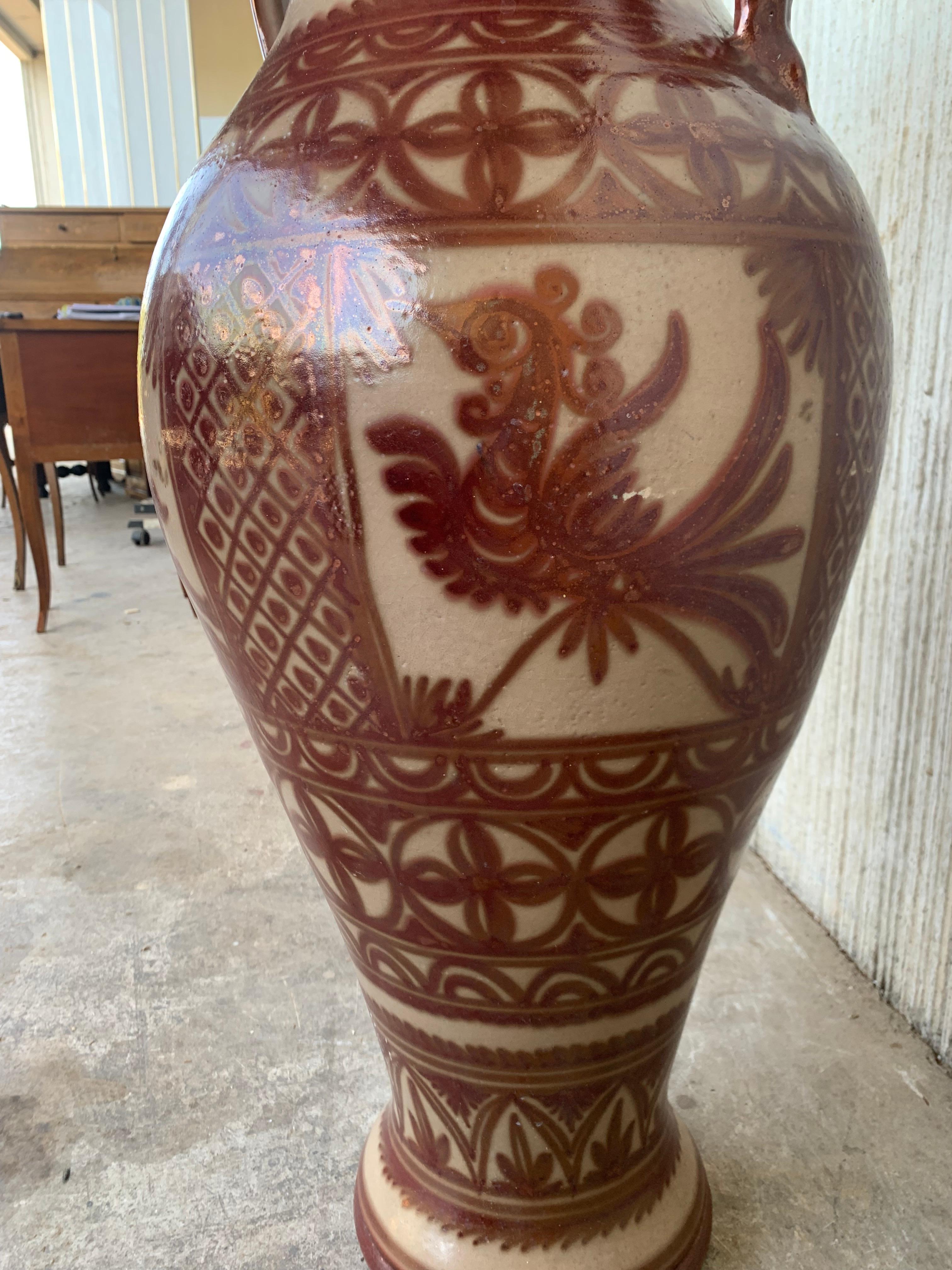 Vase espagnol Art Déco en émail doré avec motif d'animaux en vente 2