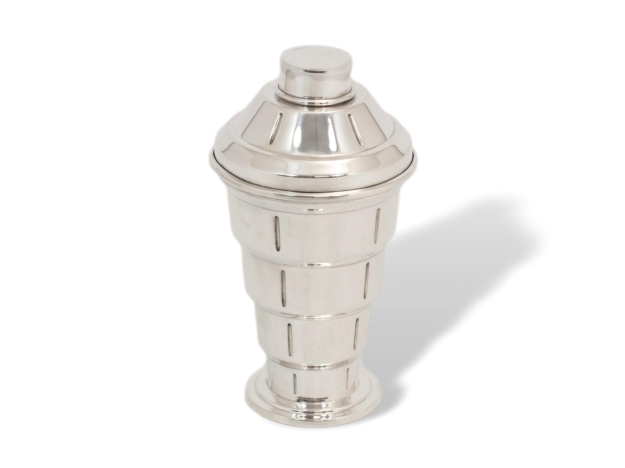Diseño escalonado

De nuestra colección Barware, tenemos el placer de ofrecerte esta Coctelera de Plata Española Art Decó. La Coctelera de diseño cónico escalonado con hombros ligeramente curvados y tapa plana. A cada lado de la coctelera hay