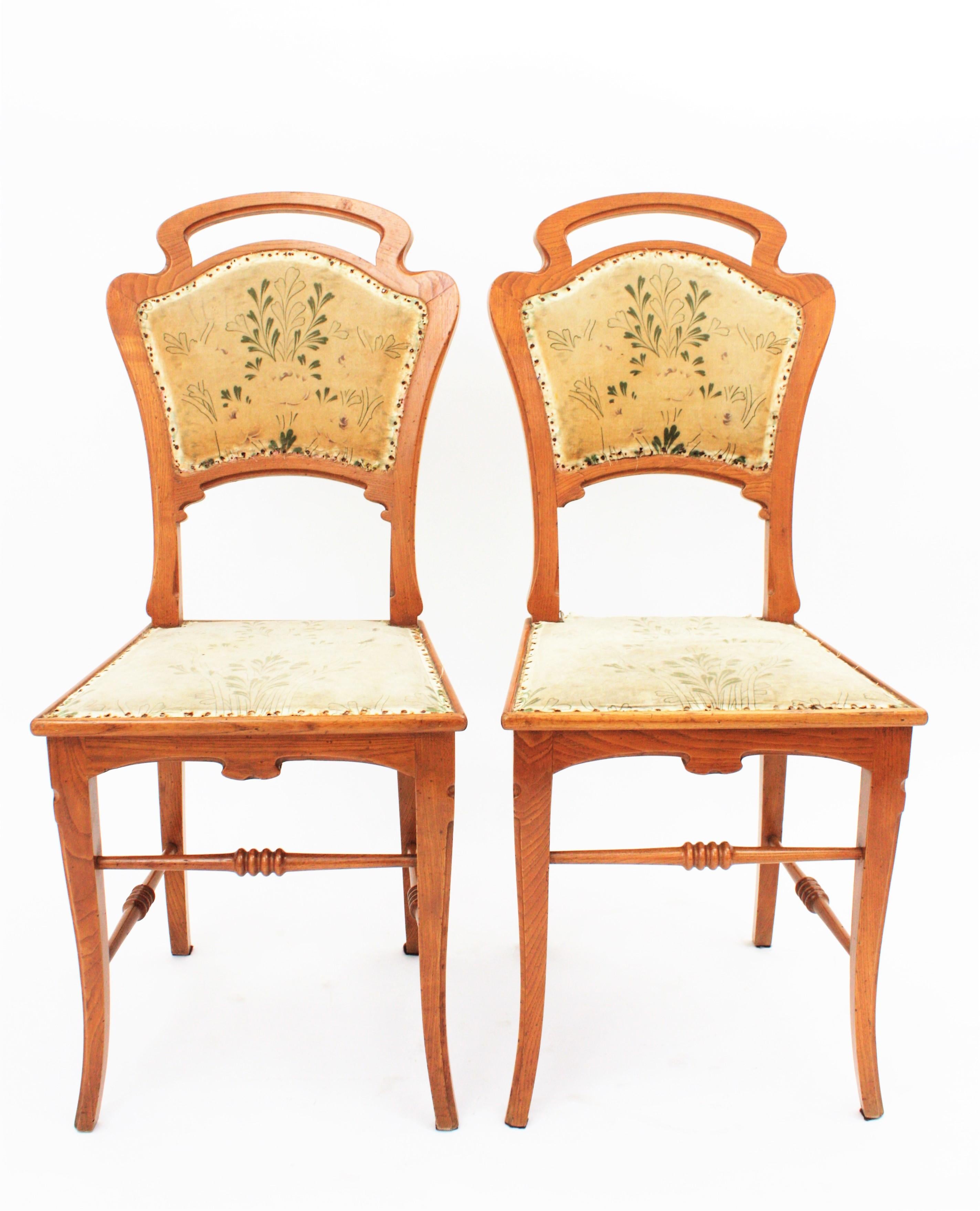 Une paire de chaises Art Nouveau en bois de frêne sculpté et tapissées de leur tissu de velours floral d'origine. Ces chaises élégantes sculptées à la main ont été fabriquées en Espagne dans le style du maître Antoni Gaudí.
Barcelone, années