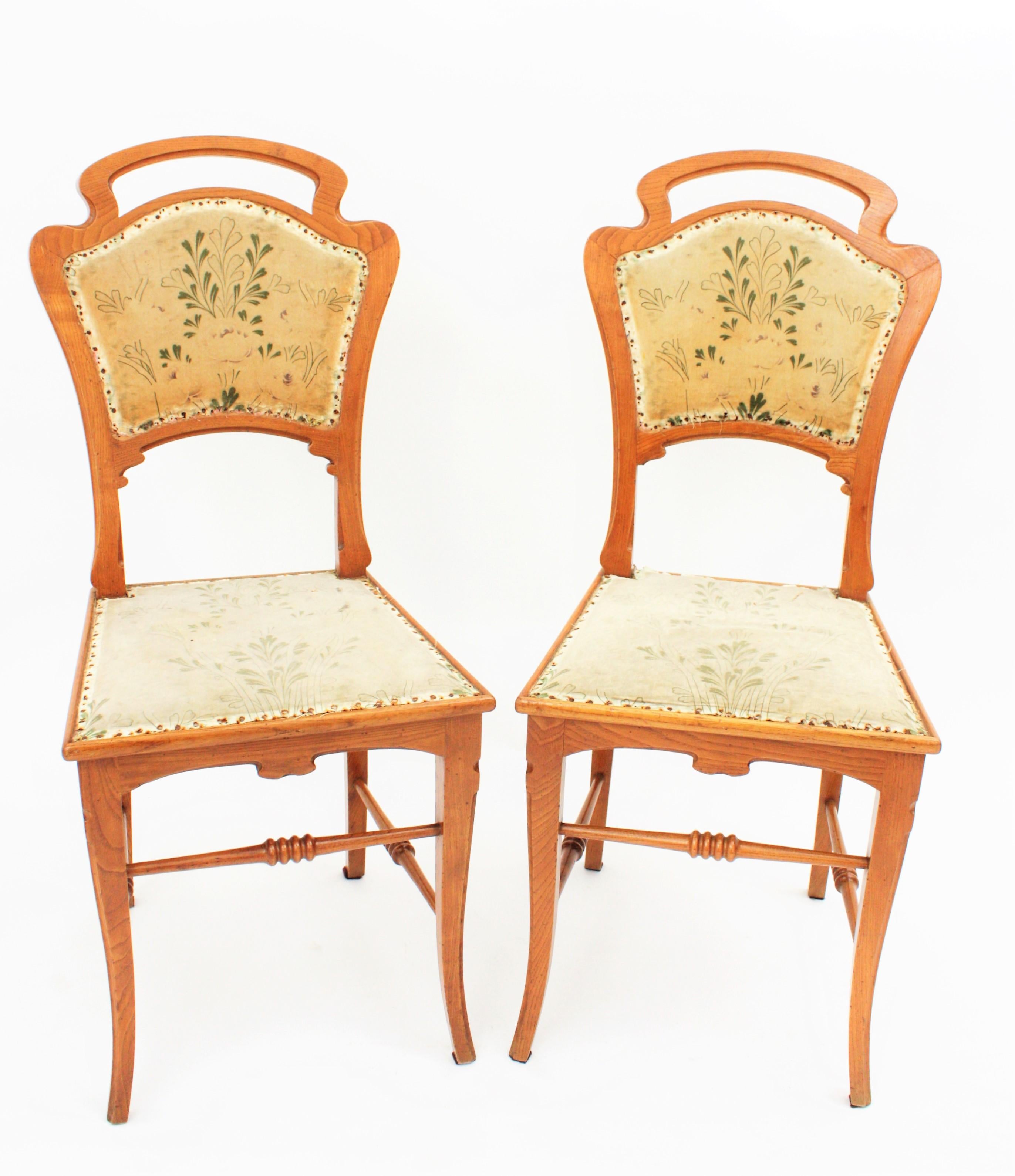 Hand-Carved Spanish Art Nouveau Antoni Gaudi Style Pair of Carved Ashwood Side Chairs For Sale