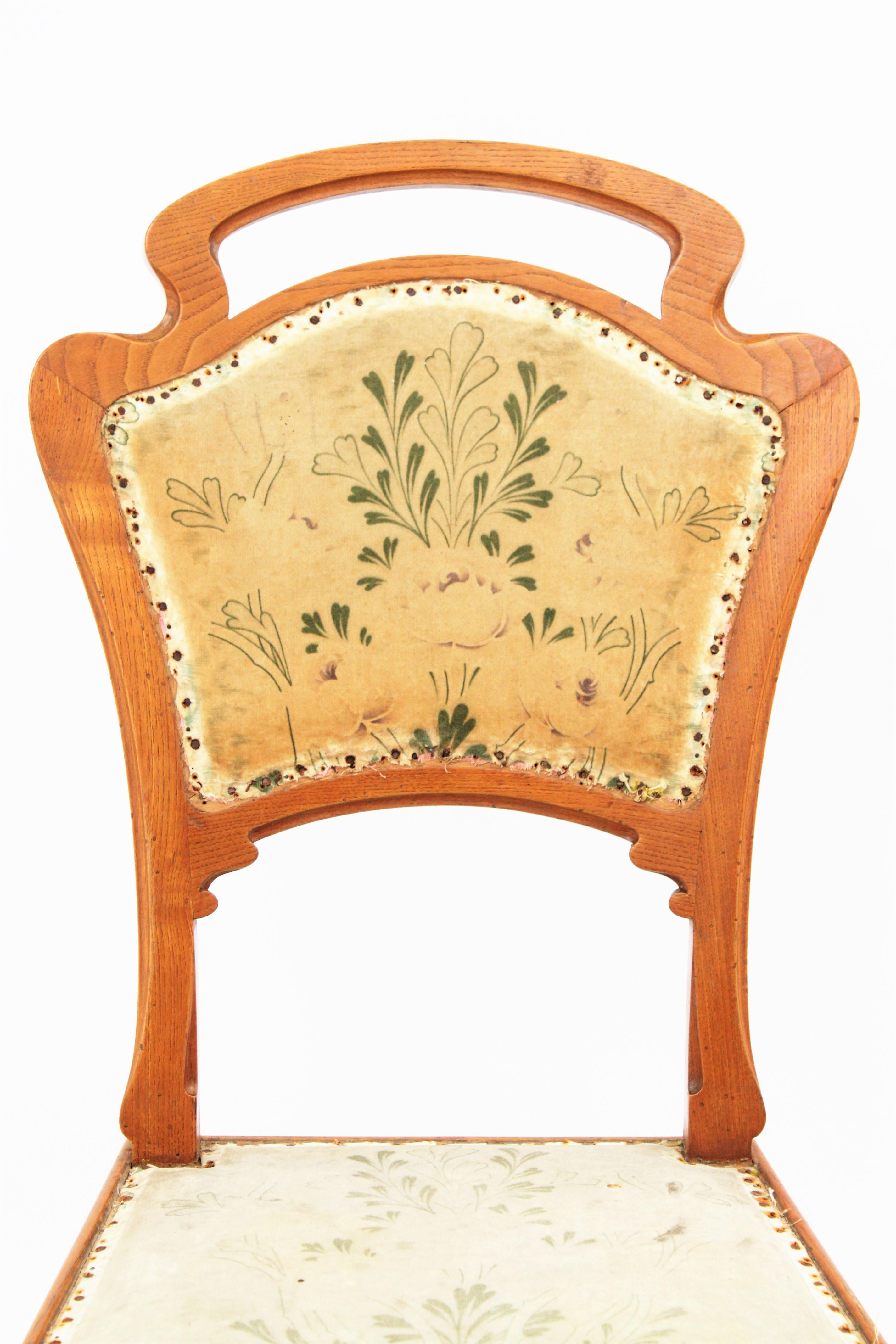 Sculpté à la main Paire de chaises d'appoint en bois de frêne sculpté de style Art nouveau espagnol Antoni Gaudi en vente