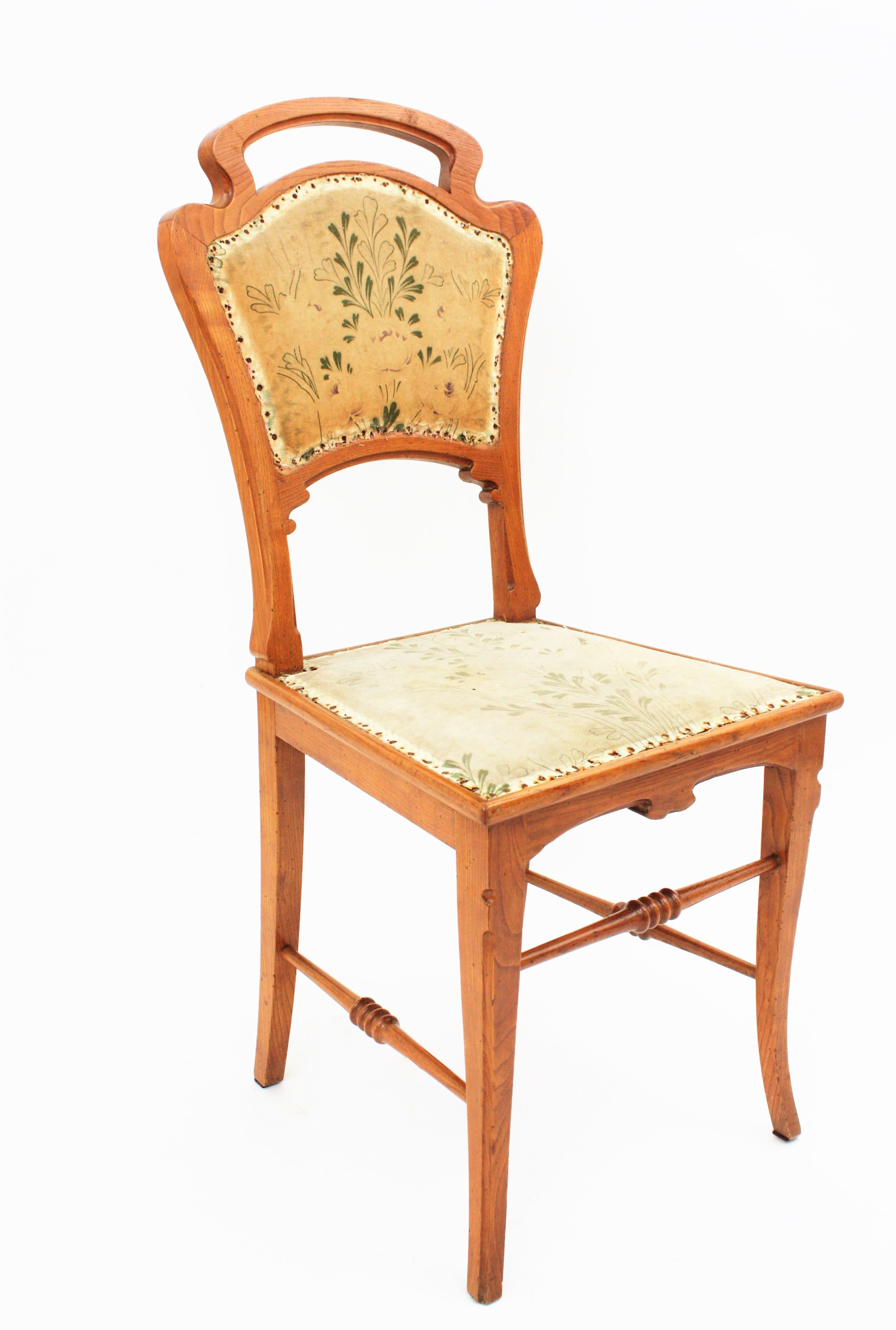 Spanish Art Nouveau Antoni Gaudi Style Pair of Carved Ashwood Side Chairs In Good Condition For Sale In Barcelona, ES