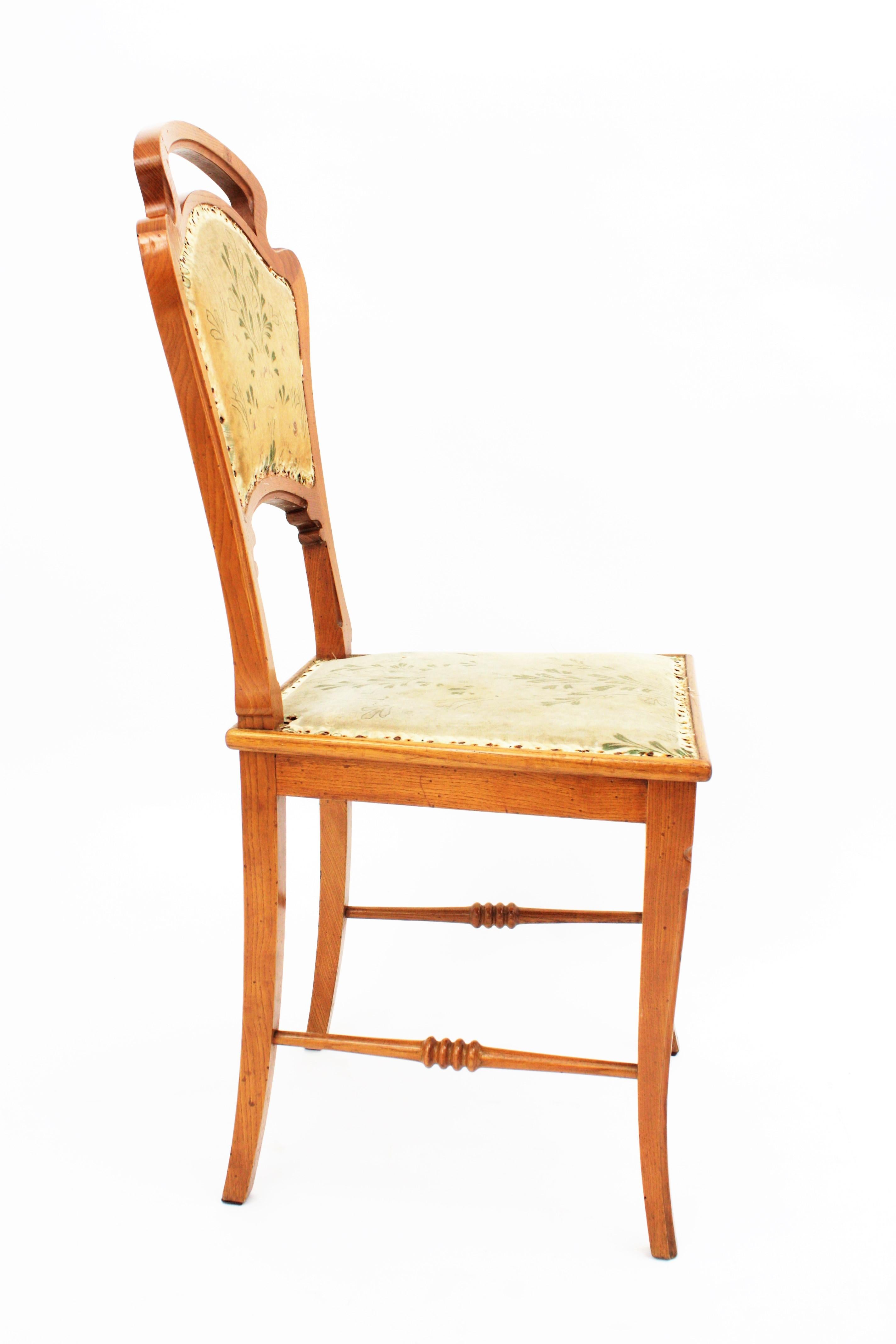 Spanisches Art nouveau-Stil-Sesselpaar aus geschnitztem Eschenholz im Antoni-Gadi-Stil (Holz) im Angebot