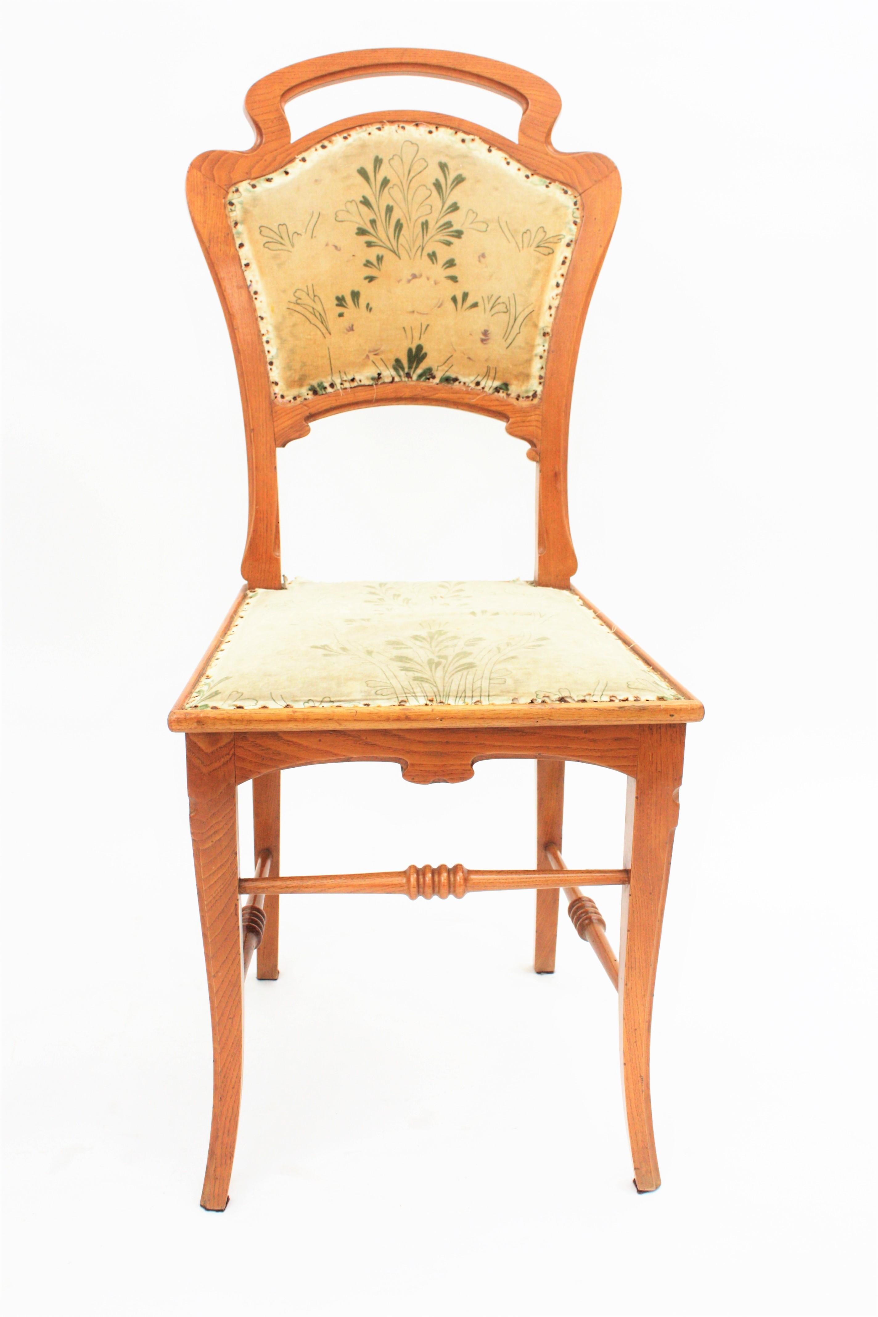 Spanisches Art nouveau-Stil-Sesselpaar aus geschnitztem Eschenholz im Antoni-Gadi-Stil im Angebot 2