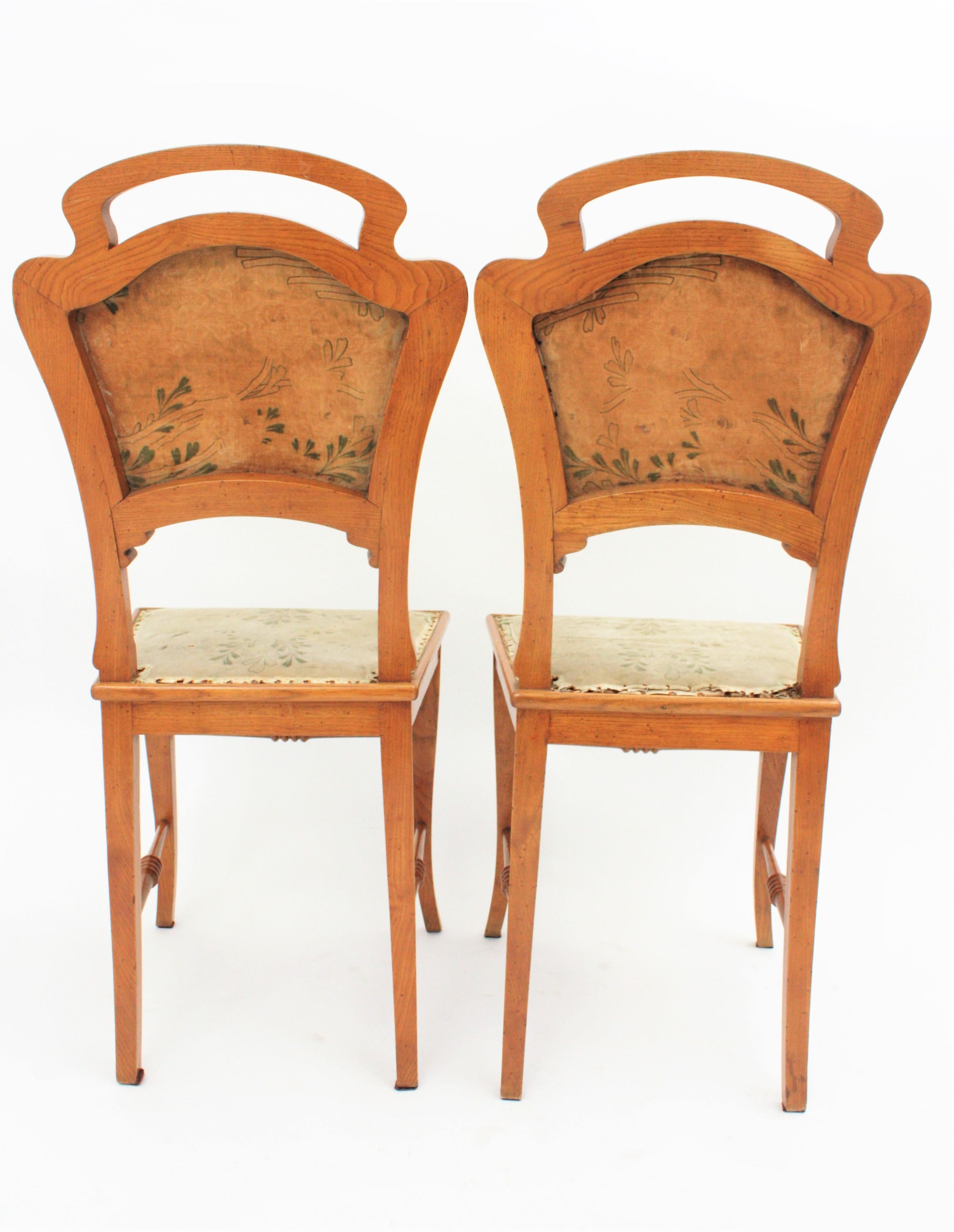 Spanish Art Nouveau Antoni Gaudi Style Pair of Carved Ashwood Side Chairs For Sale 2