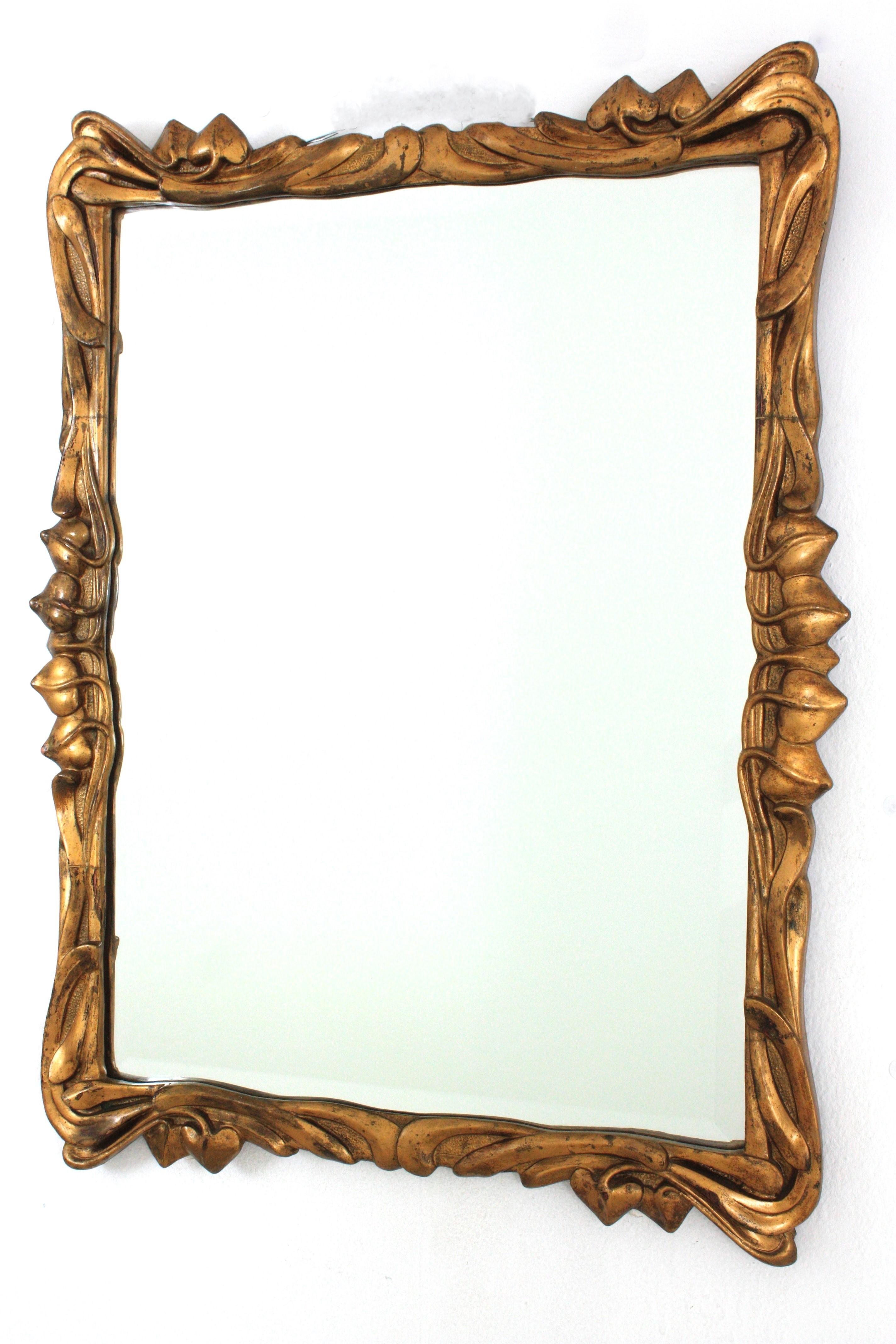 Spanish Art Nouveau Wall Mirror in Giltwood In Good Condition For Sale In Barcelona, ES